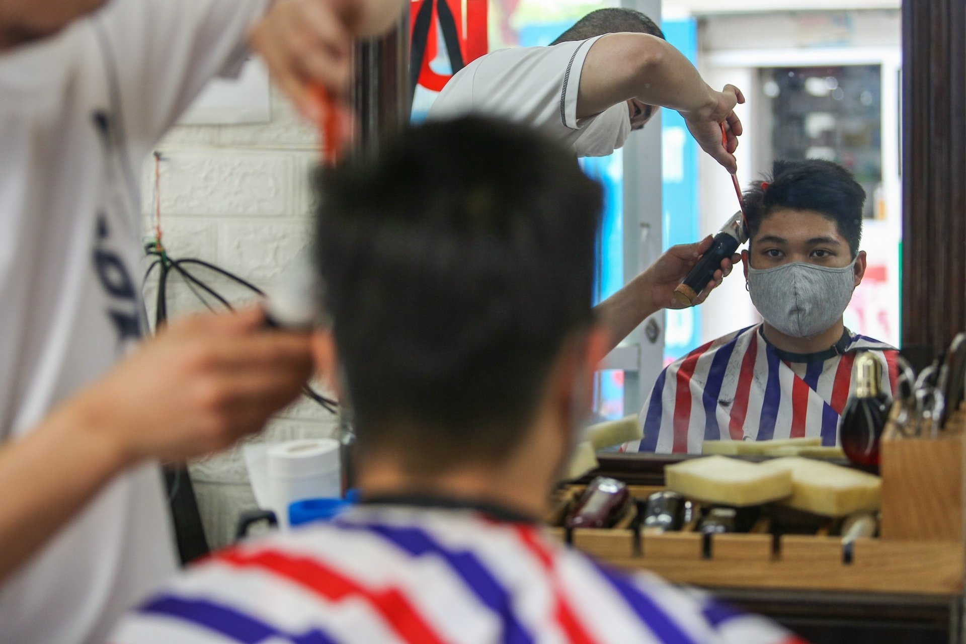 Ha Noi cho quan cat toc, goi dau mo cua tro lai hinh anh