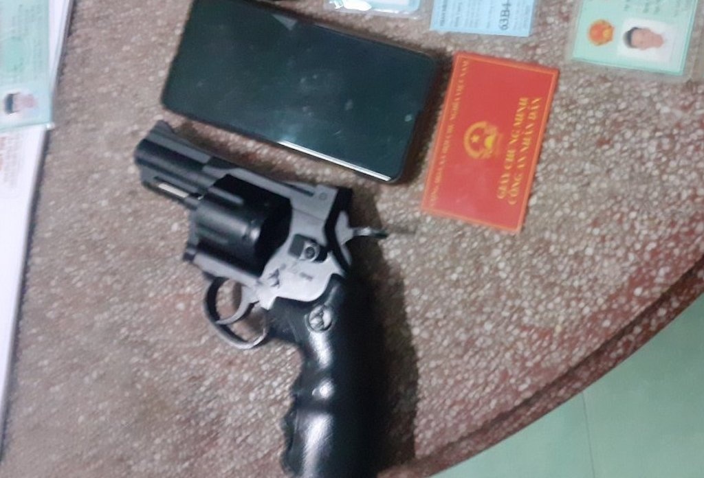 Nam thanh niên giả cảnh sát hình sự bị bắt cùng khẩu súng ảnh 2 Nam thanh nien gia canh sat hinh su bi bat cung khau sung anh 2