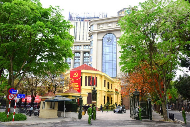 Ba can bo cong an o Ha Noi bi ky luat hinh anh