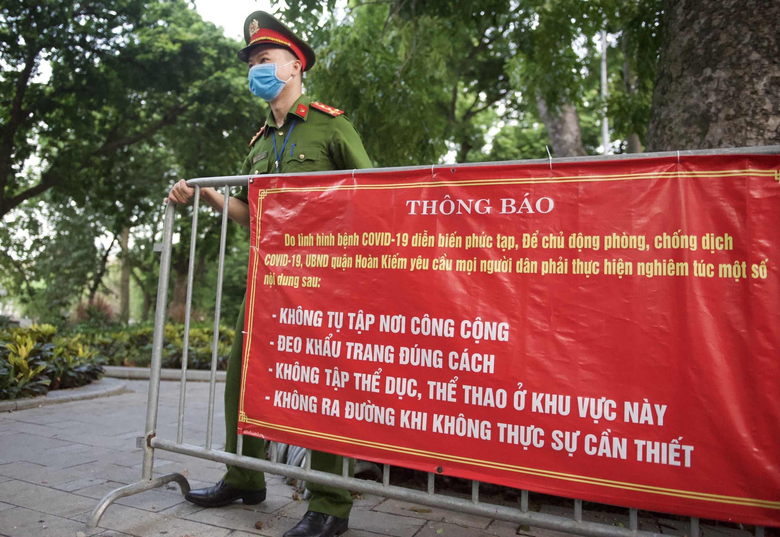 Vi sao Ha Noi phai tam dung the duc the thao ngoai troi? hinh anh