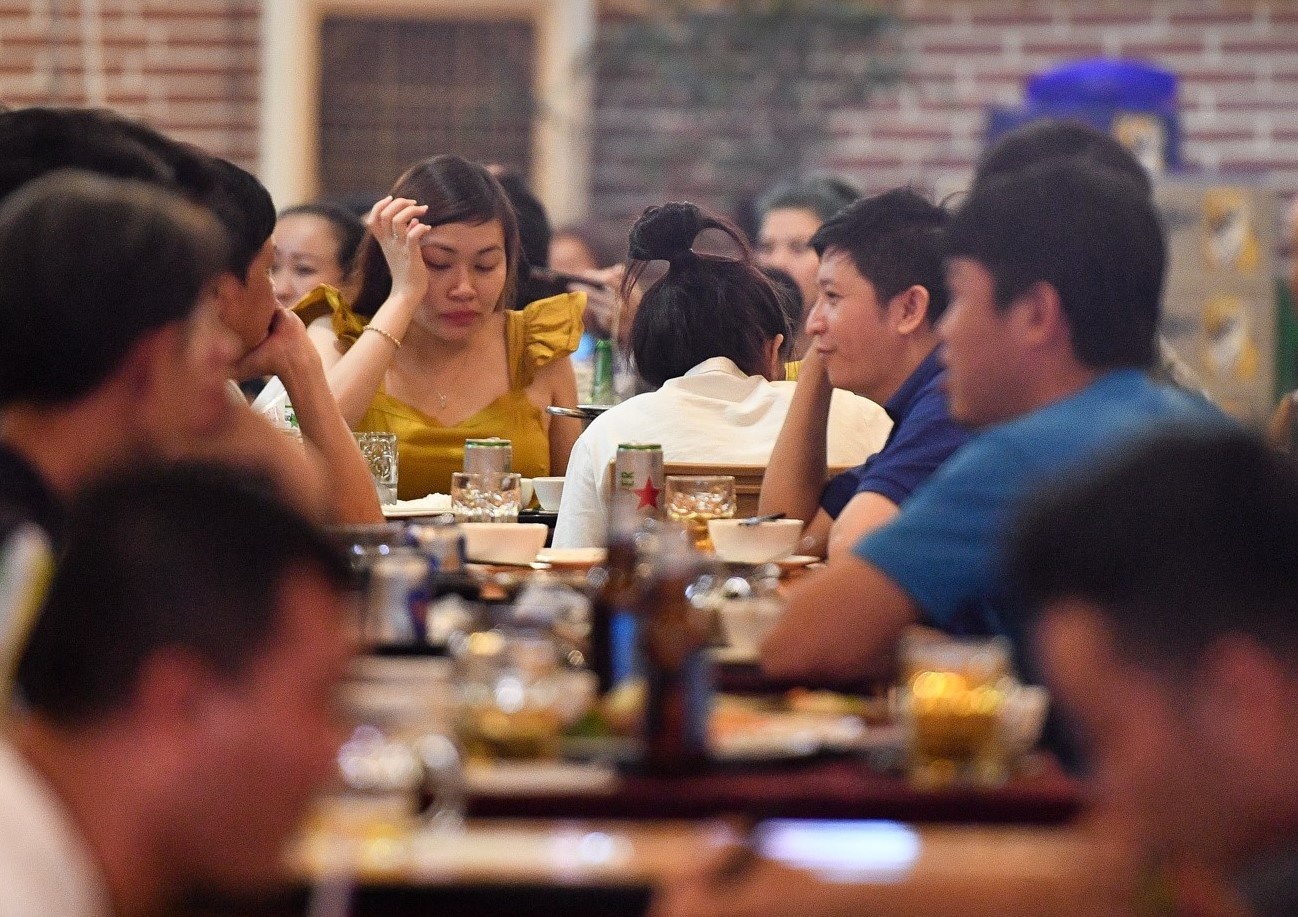 Ha Noi yeu cau dung nha hang, quan an tu 0h ngay 13/7 hinh anh