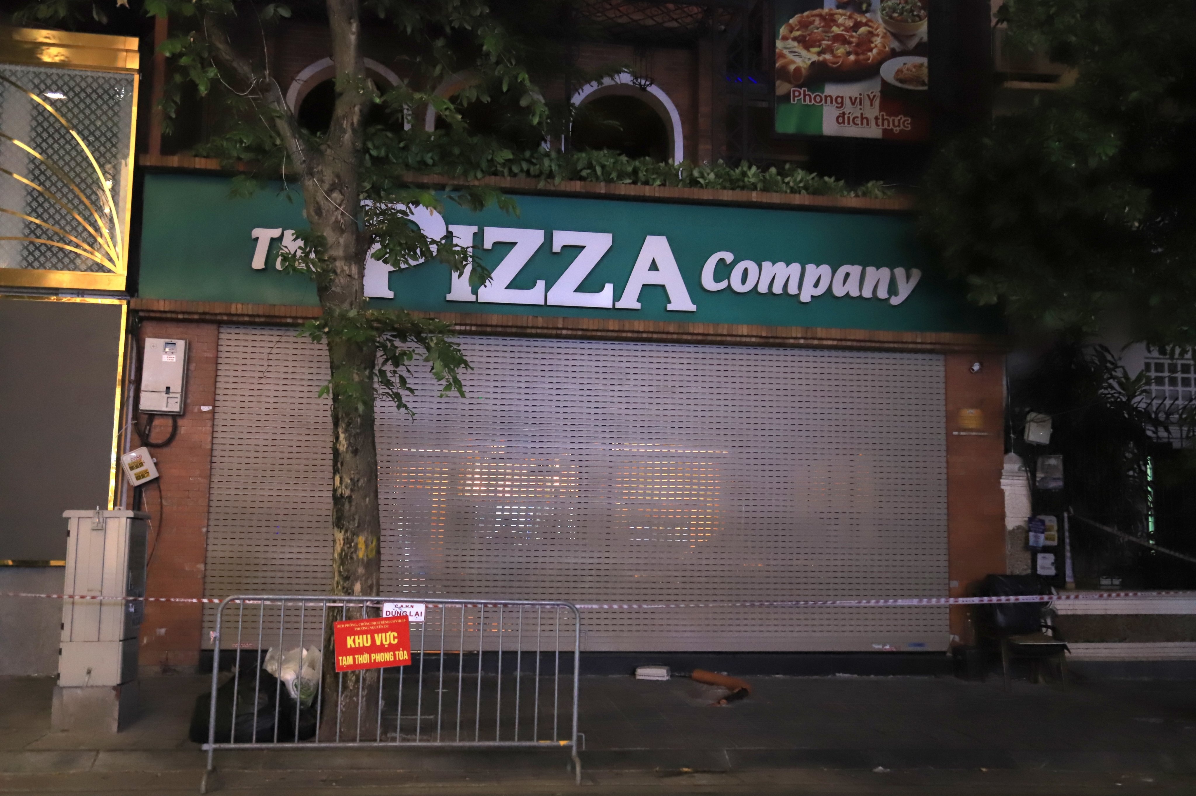 Phong toa quan pizza tai Ha Noi lien quan F0 hinh anh