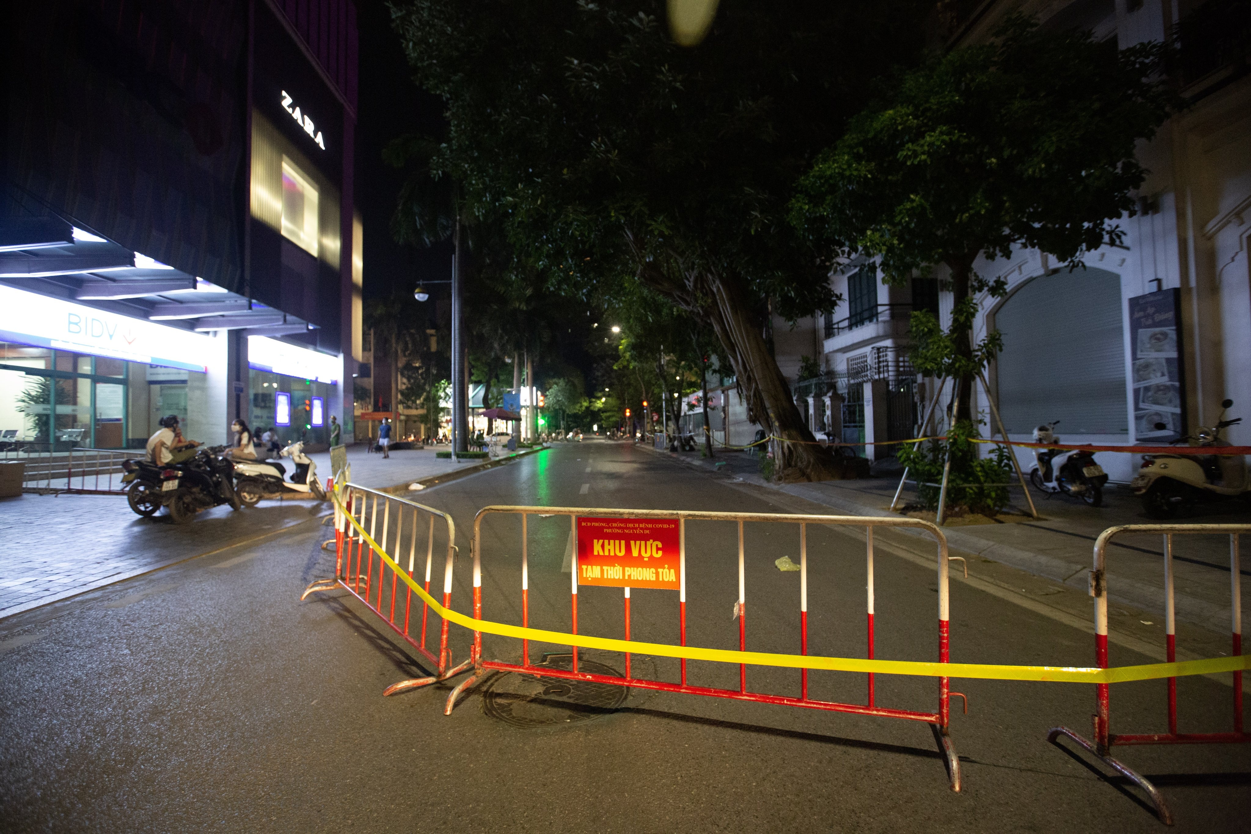 Xac dinh 27 F1 cua nhan vien giao pizza mac Covid-19 hinh anh