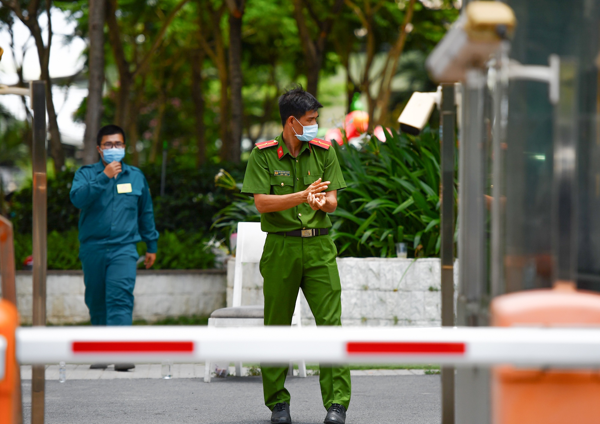 Phong toa chung cu co 1.200 nguoi tai Ha Noi hinh anh