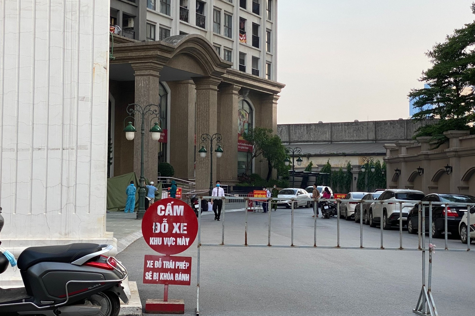 Phong toa 21 tang toa nha Diamond Flower tai Ha Noi hinh anh