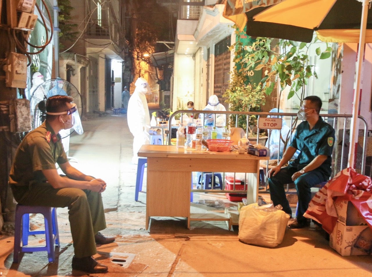 Phong toa 2 khu vuc o quan Thanh Xuan hinh anh