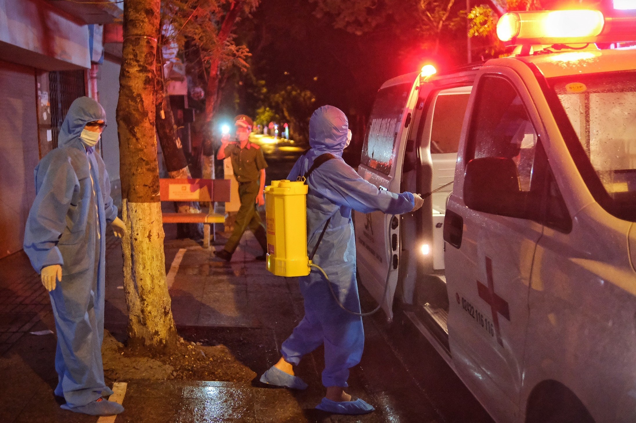 F0 o Ha Noi tung di tiem vaccine cung hang tram nguoi hinh anh