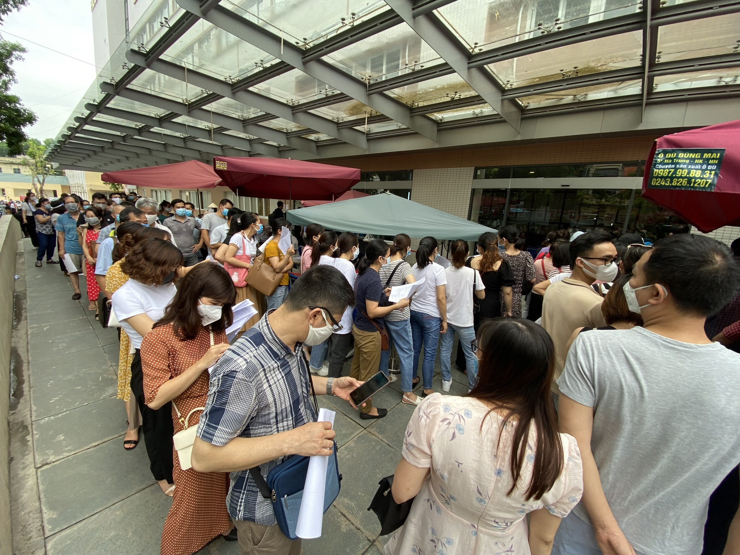 Hang tram nguoi chen chuc dang ky tiem vaccine o Ha Noi hinh anh