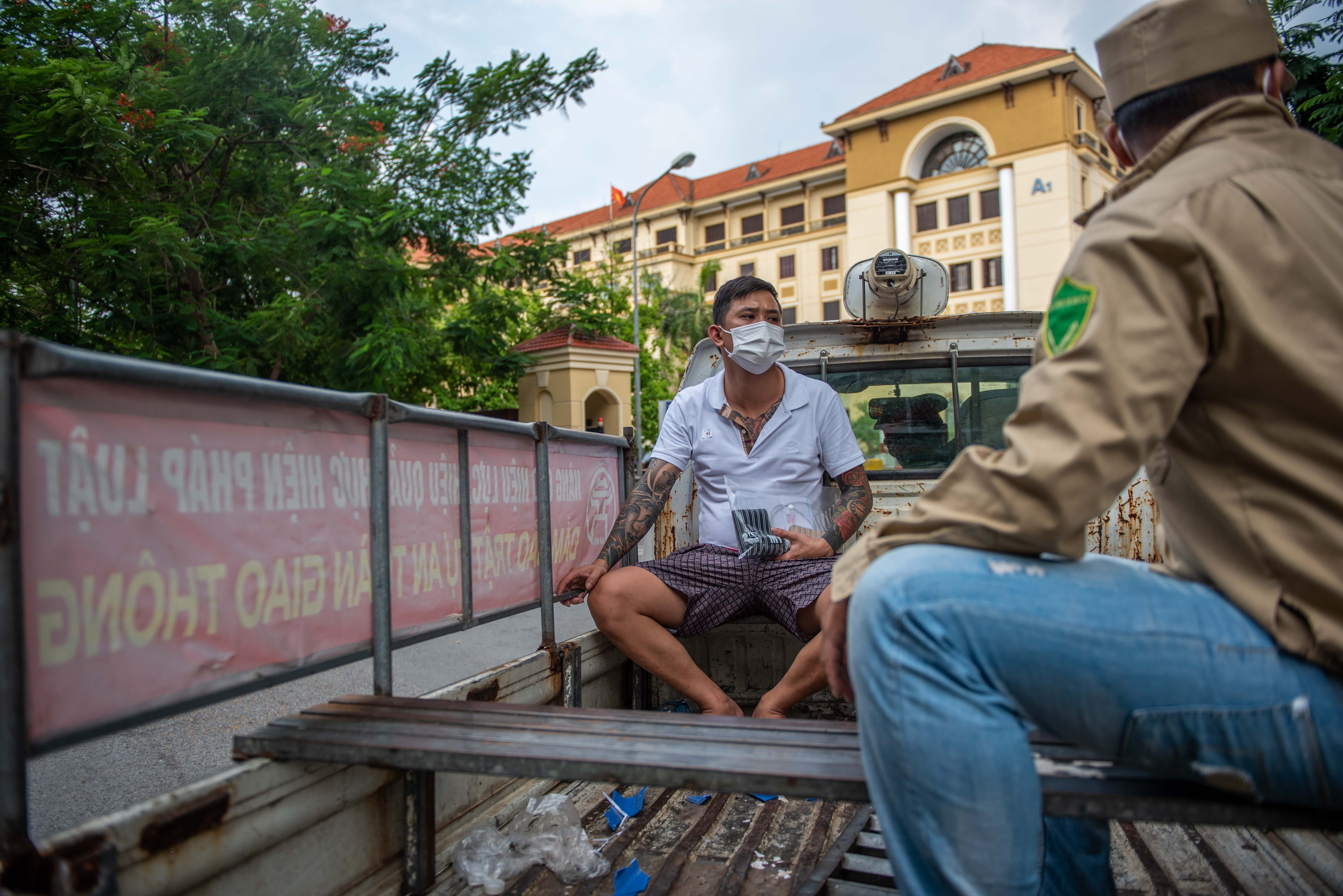Dich Covid-19 Ha Noi,  gian cach xa hoi Ha Noi anh 3