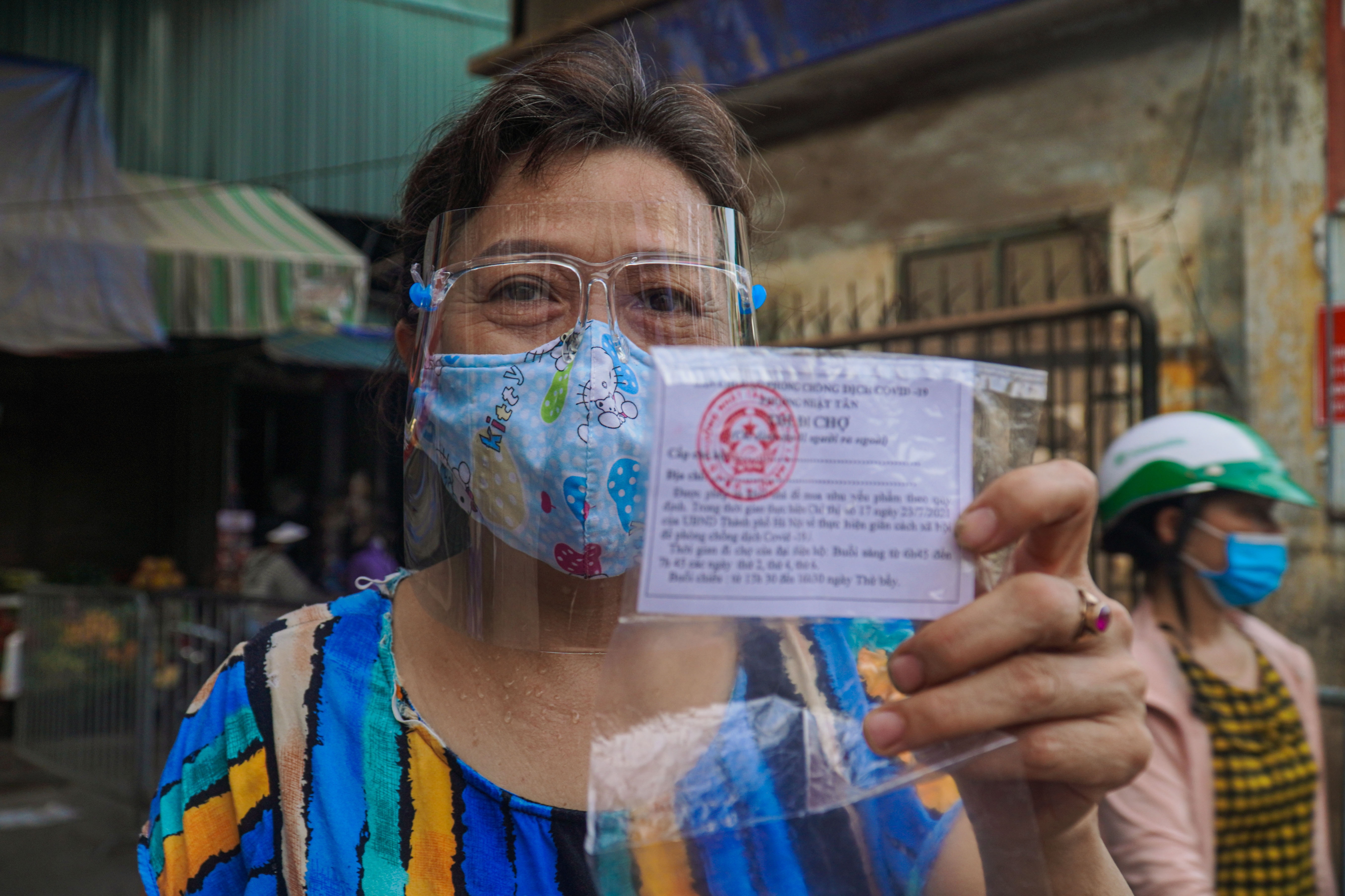 Quan Tay Ho thi diem the di cho khi gian cach xa hoi hinh anh