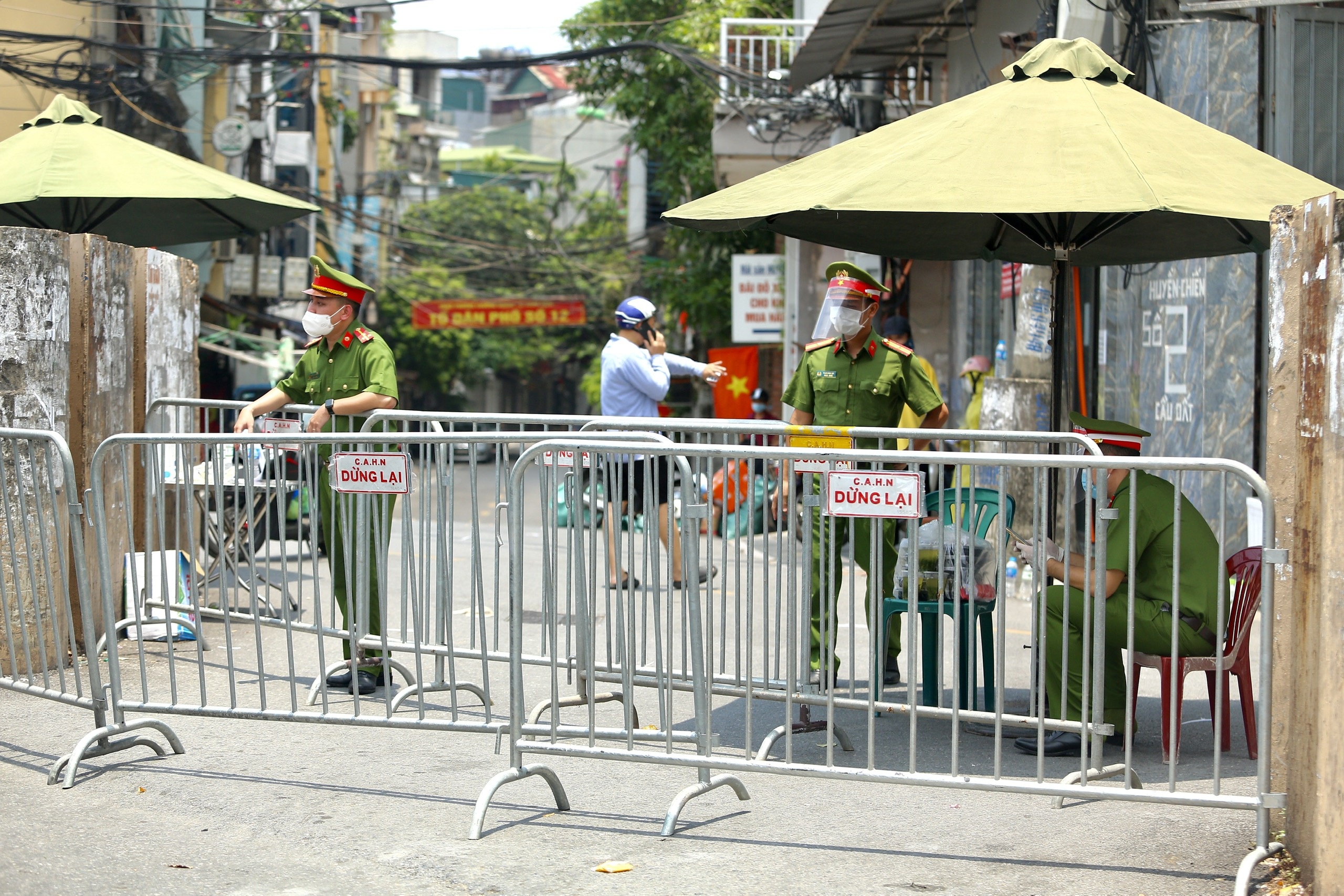 Dich Covid-19 Ha Noi,  gian cach xa hoi Ha Noi anh 1