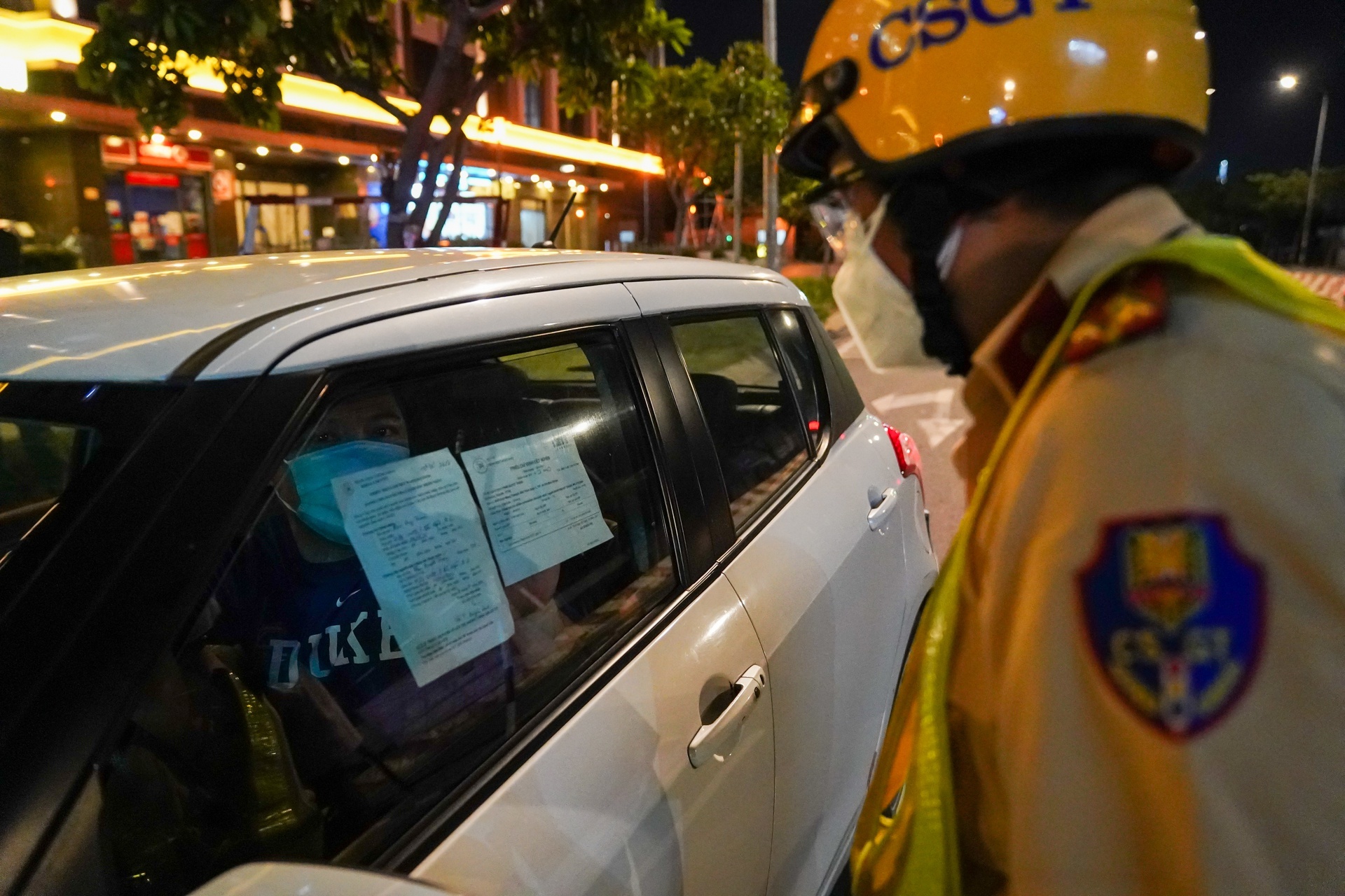 Ha Noi chua tinh den viec han che nguoi dan ra duong sau 18h hinh anh