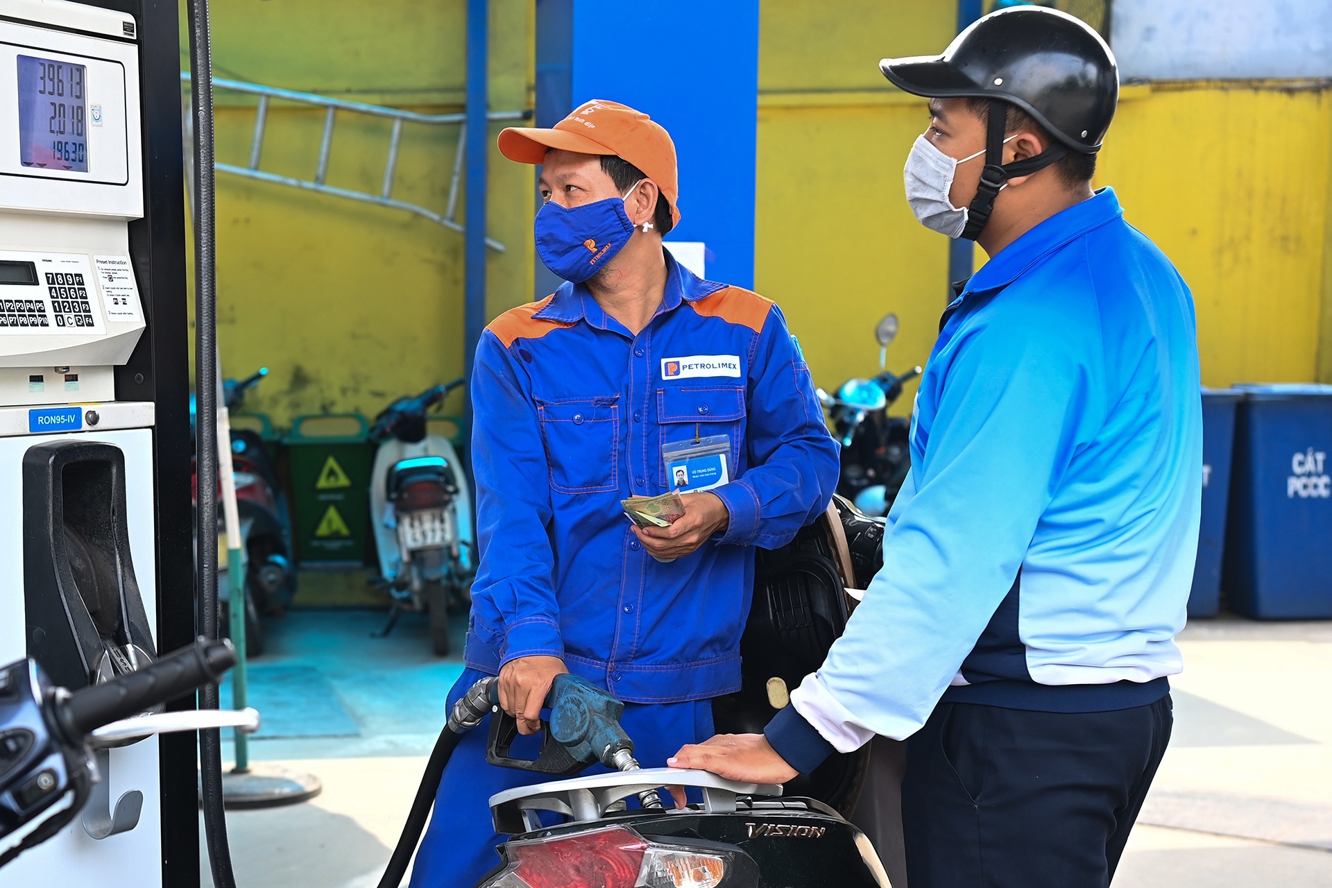 Tim nguoi tung den mot cay xang o Ha Noi co nhan vien la F0 hinh anh