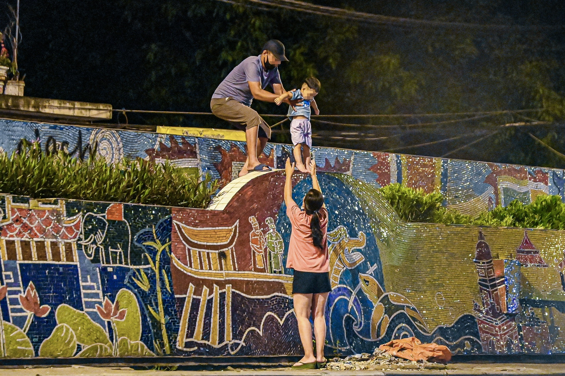 Dich Covid-19 Ha Noi,  treo rao tron khu phong toa anh 1