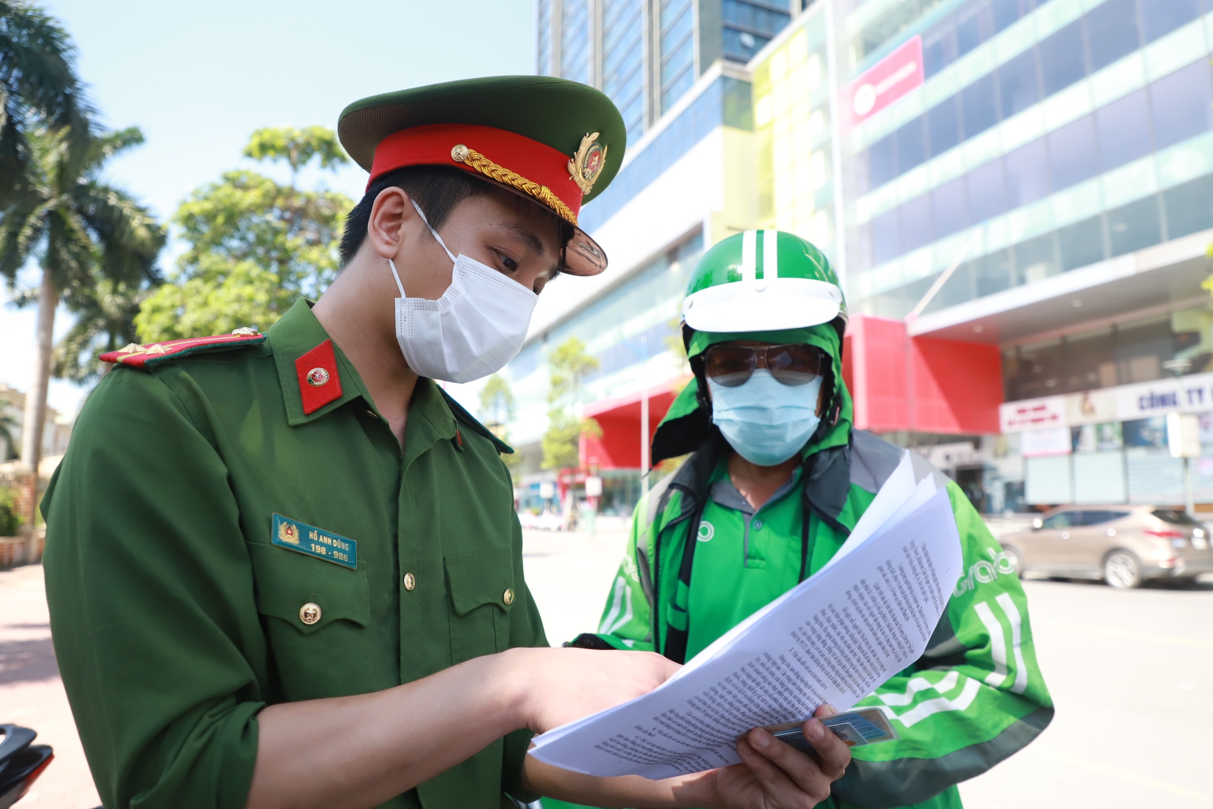 ca mac Covid-19 Ha Noi,  Ha Noi kiem tra giay di duong anh 1