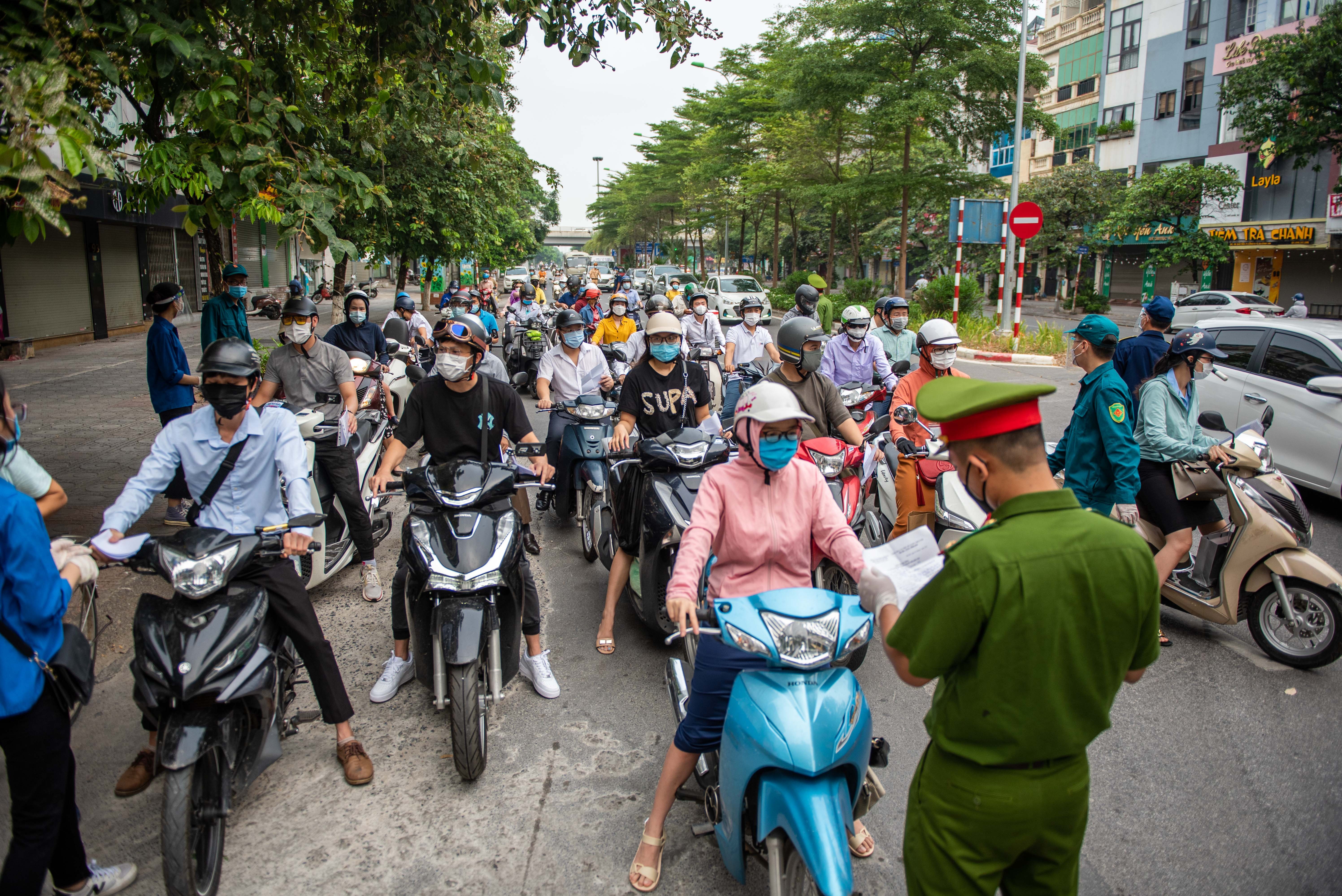 Ha Noi bo quy dinh nguoi dan ra duong phai co lich truc, lich lam viec hinh anh