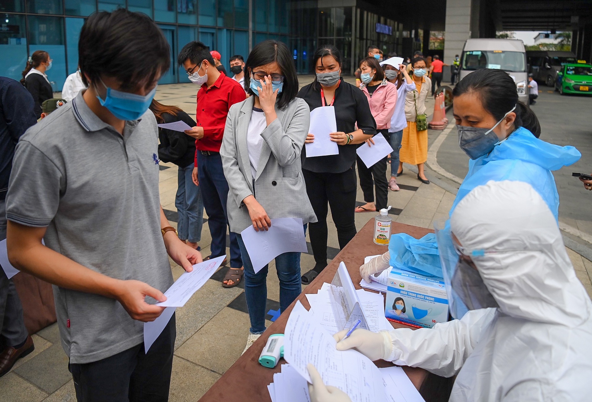 192 nguoi am tinh sau khi tiep xuc nu nhan vien ngan hang la F0 hinh anh