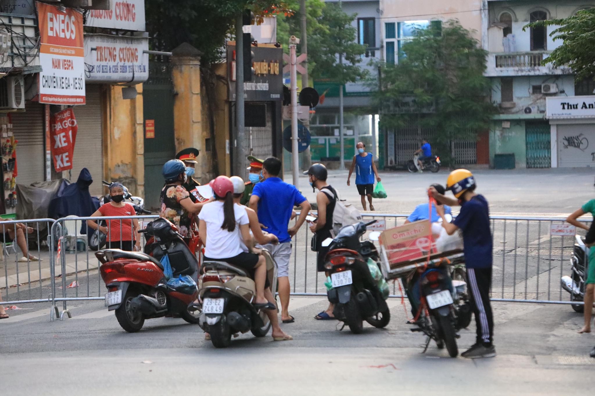 Dich Covid-19 Ha Noi,  gian cach xa hoi Ha Noi anh 1