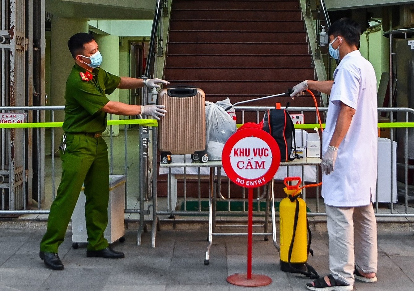 Ha Noi phong toa mot toa chung cu va khu vuc hon 9.000 nguoi hinh anh