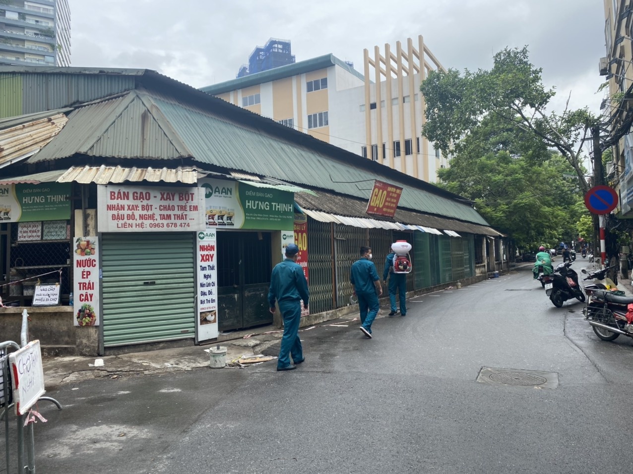 Dich Covid-19 Ha Noi,  Dong cua cho Nhan Chinh anh 1