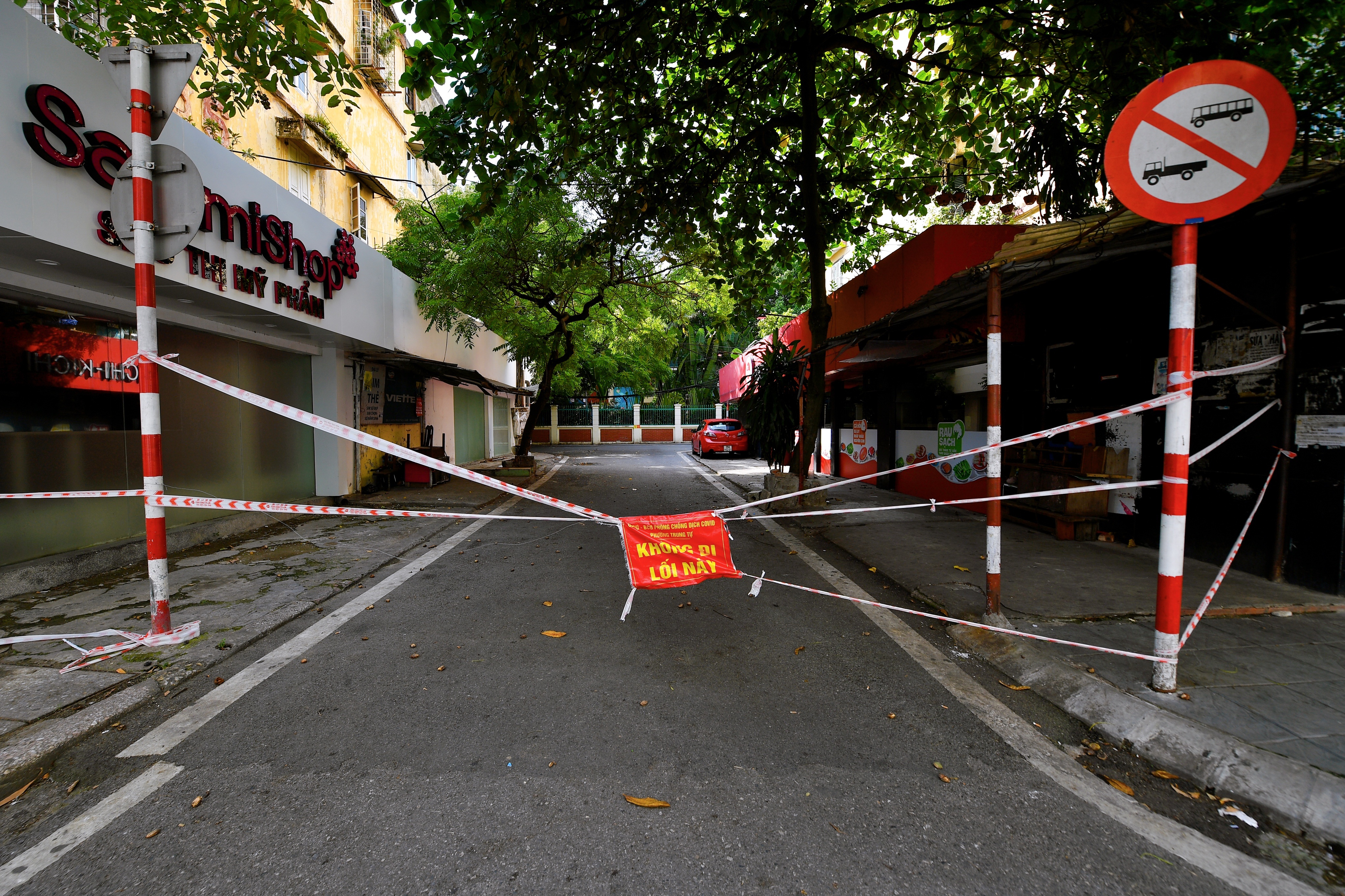 Chua tinh den viec mo rong pham vi phong toa o dich 328 Nguyen Trai hinh anh