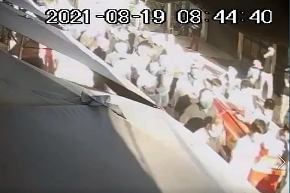 De doan nguoi dua tang giua dich, chu tich xa bi dinh chi hinh anh