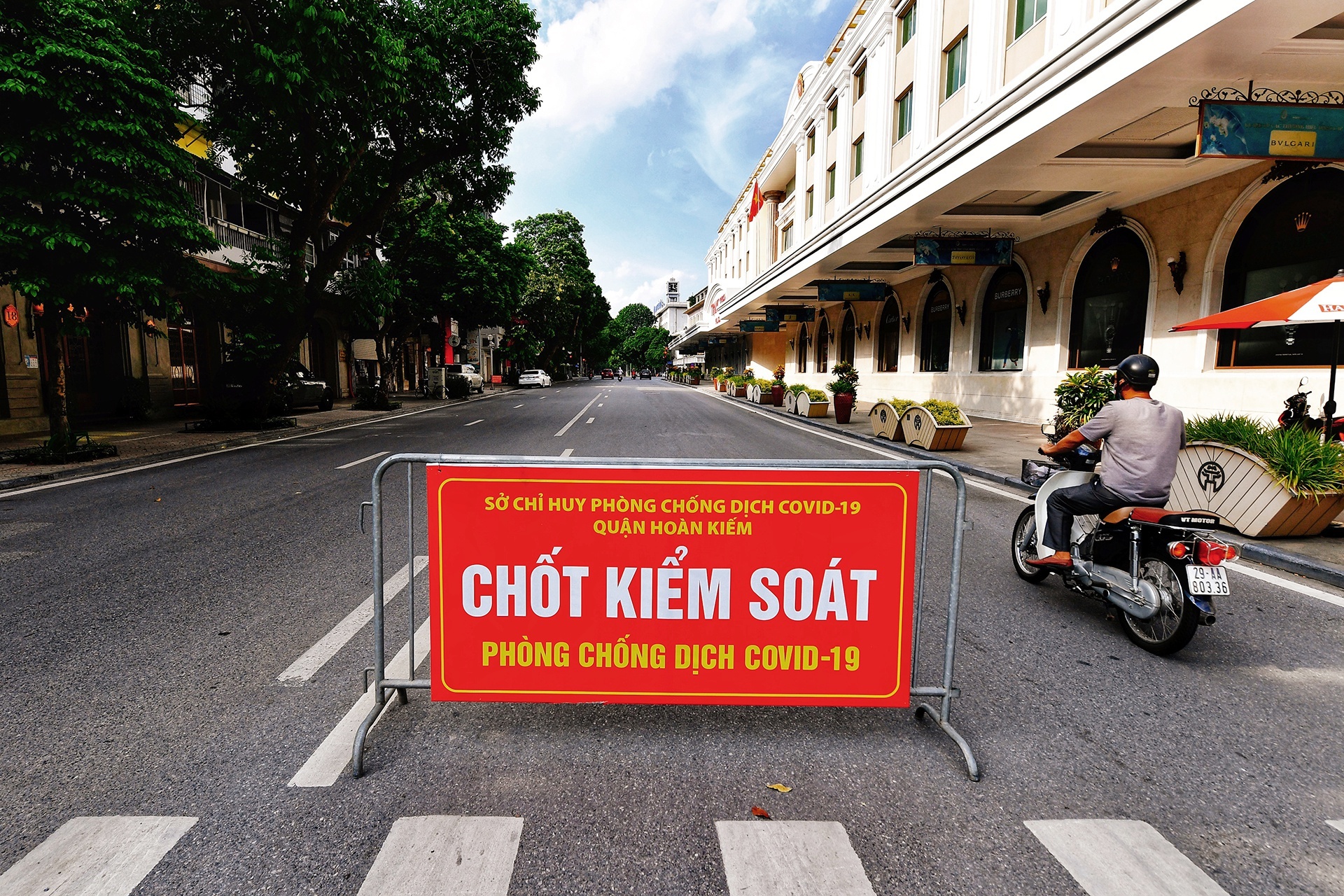 Dich Covid-19 Ha Noi,  gian cach xa hoi Ha Noi anh 1