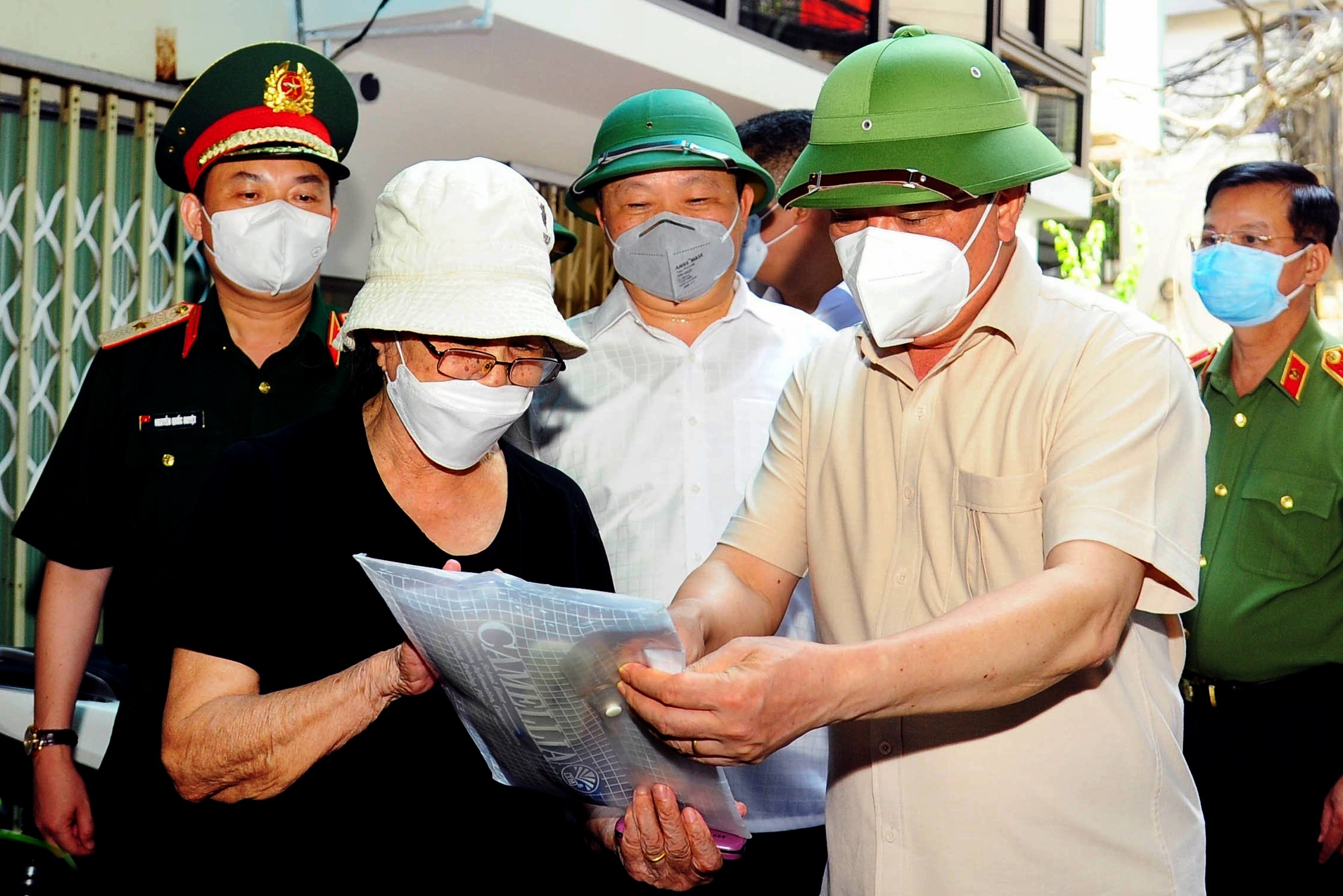 Bi thu Ha Noi thi sat 'vung do' o quan Dong Da hinh anh