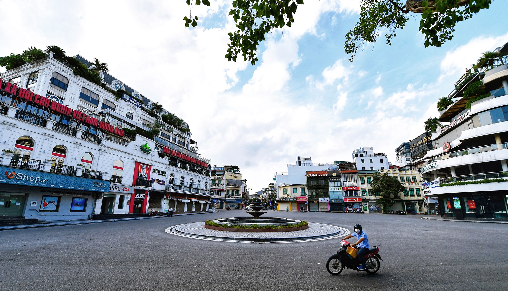 Dich Covid-19 Ha Noi,  gian cach xa hoi Ha Noi anh 1