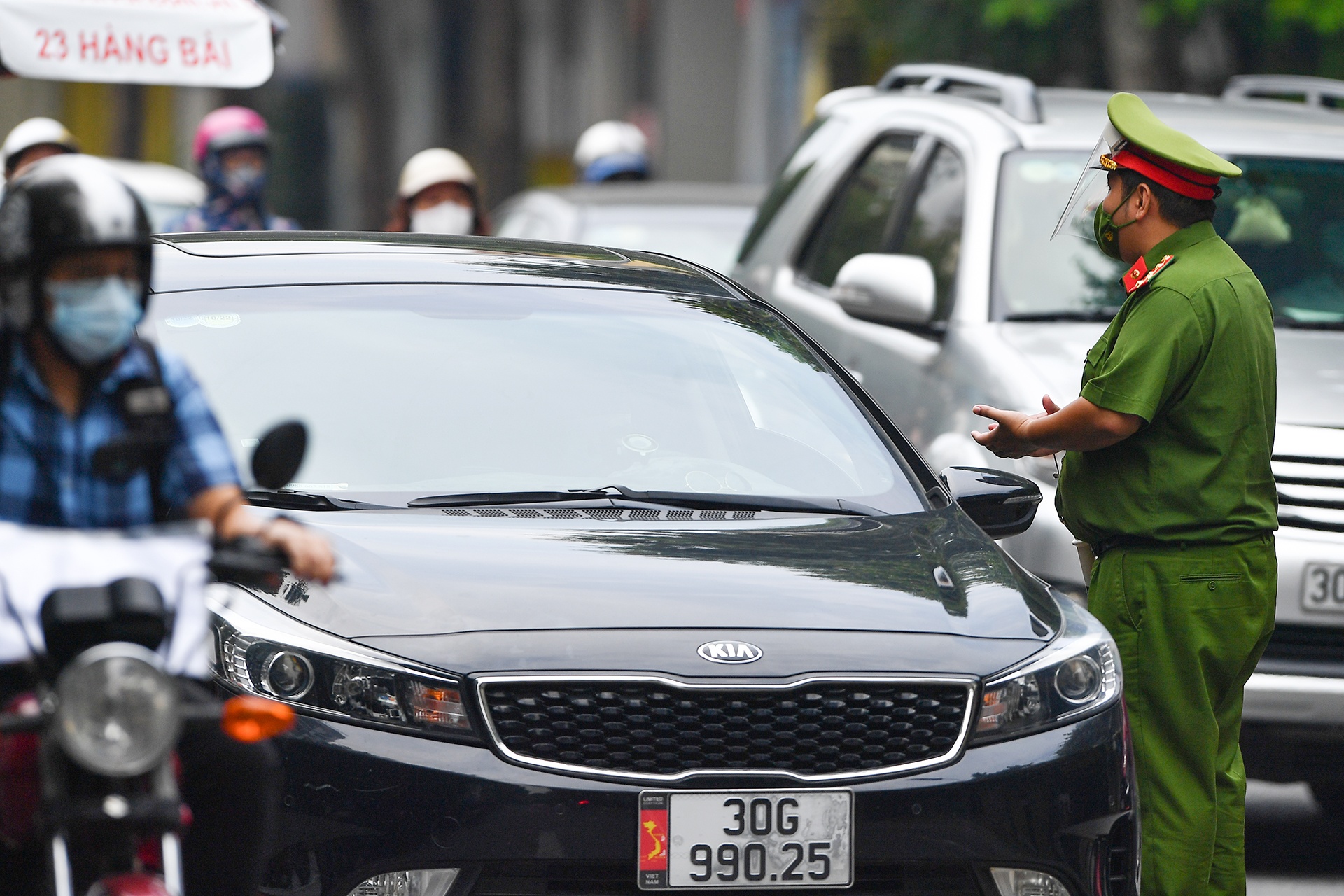 Vi sao 'giay di duong' cua Ha Noi gay buc xuc? hinh anh