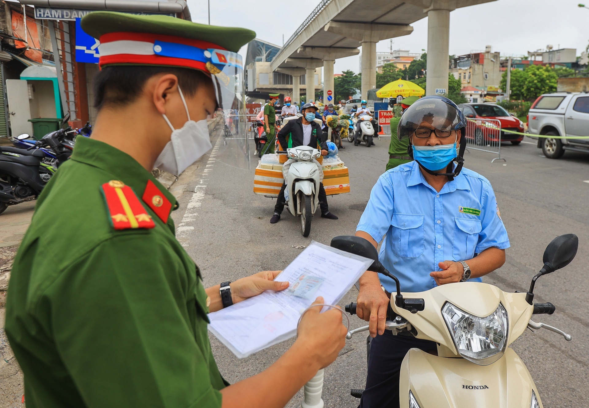 Dich Covid-19 Ha Noi,  giay di duong Ha Noi anh 1