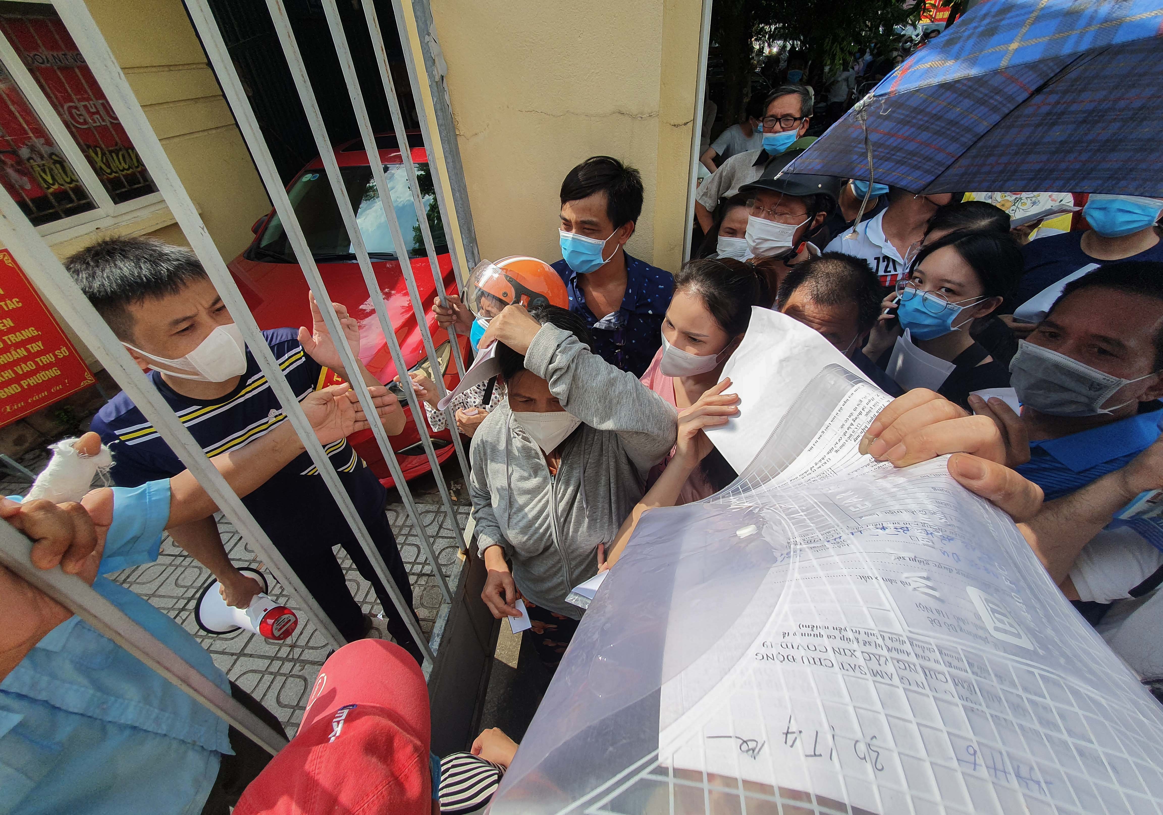 Bi thu Ha Noi yeu cau lam ro vu chen lan tai diem tiem vaccine hinh anh