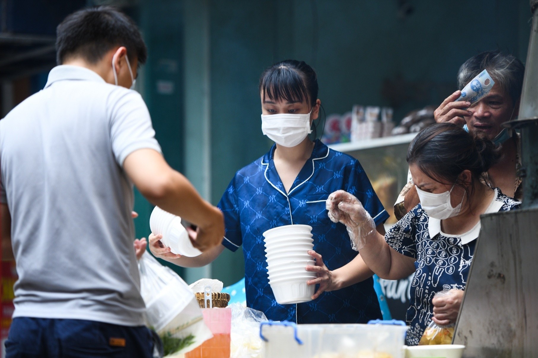 Quan, huyen nao o Ha Noi duoc ban hang mang ve tu 16/9? hinh anh