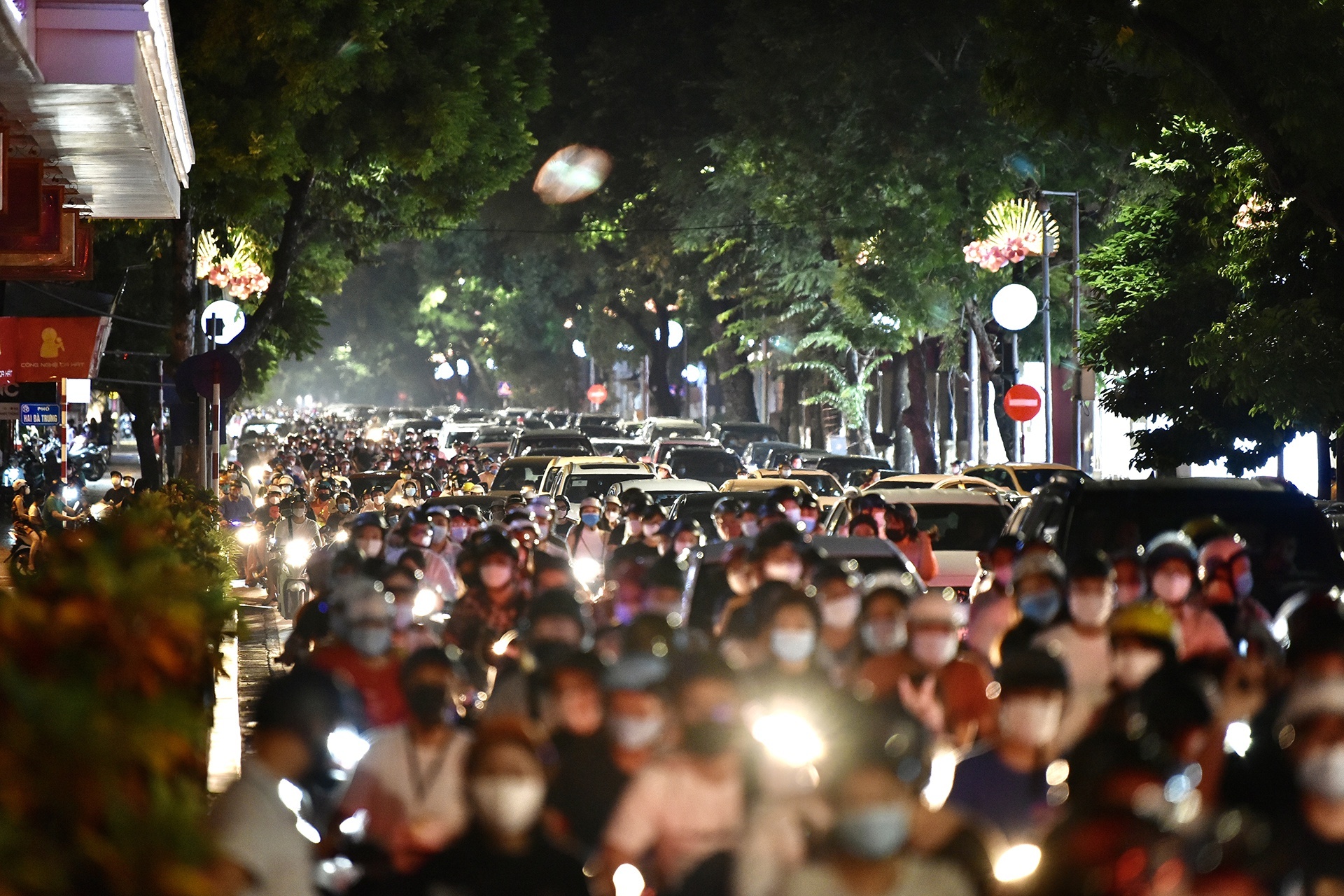 Dich Covid-19 Ha Noi,  nguoi dan choi Trung thu Ha Noi anh 1