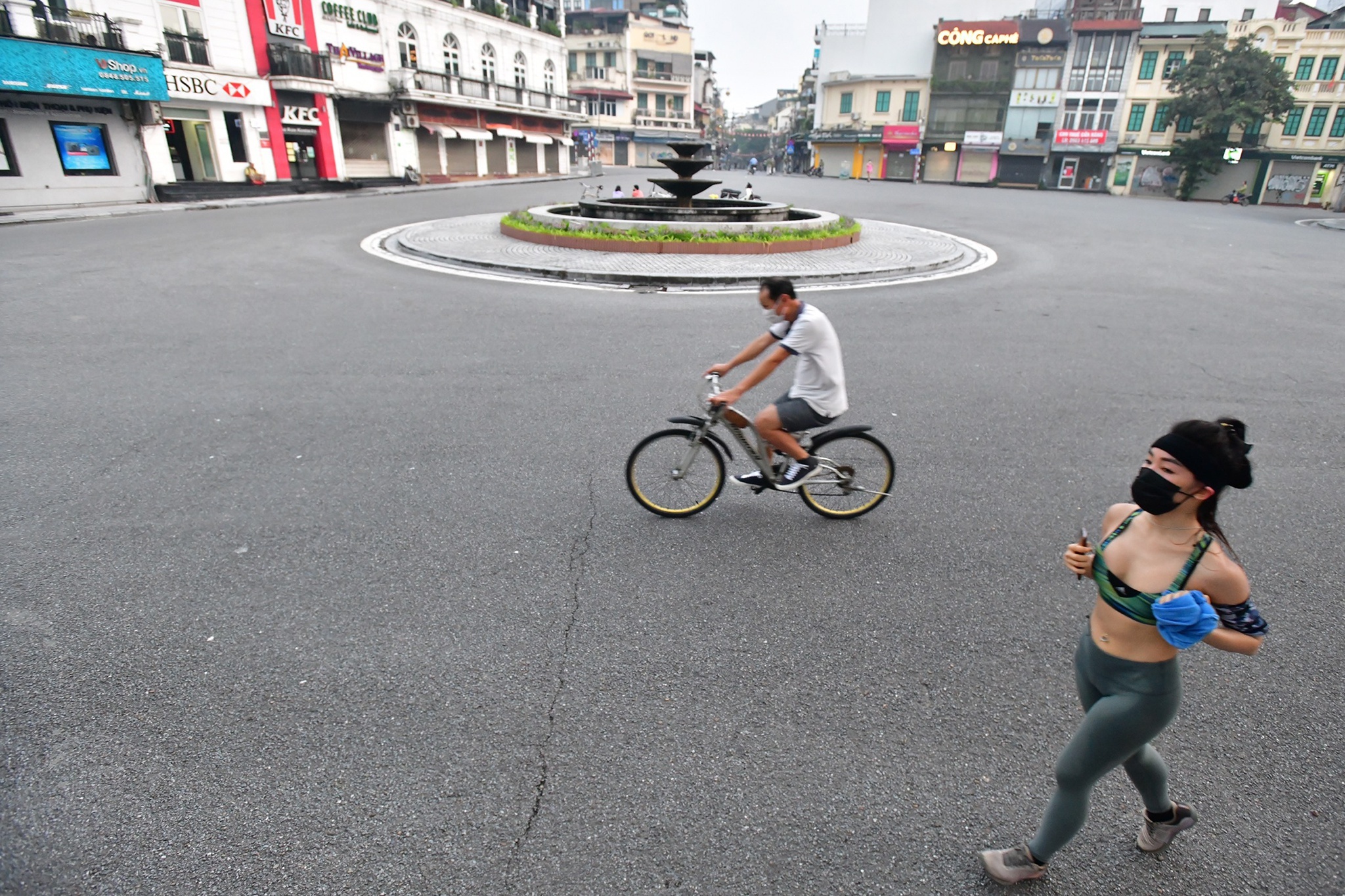 Dich Covid-19 Ha Noi,  gian cach xa hoi Ha Noi anh 1