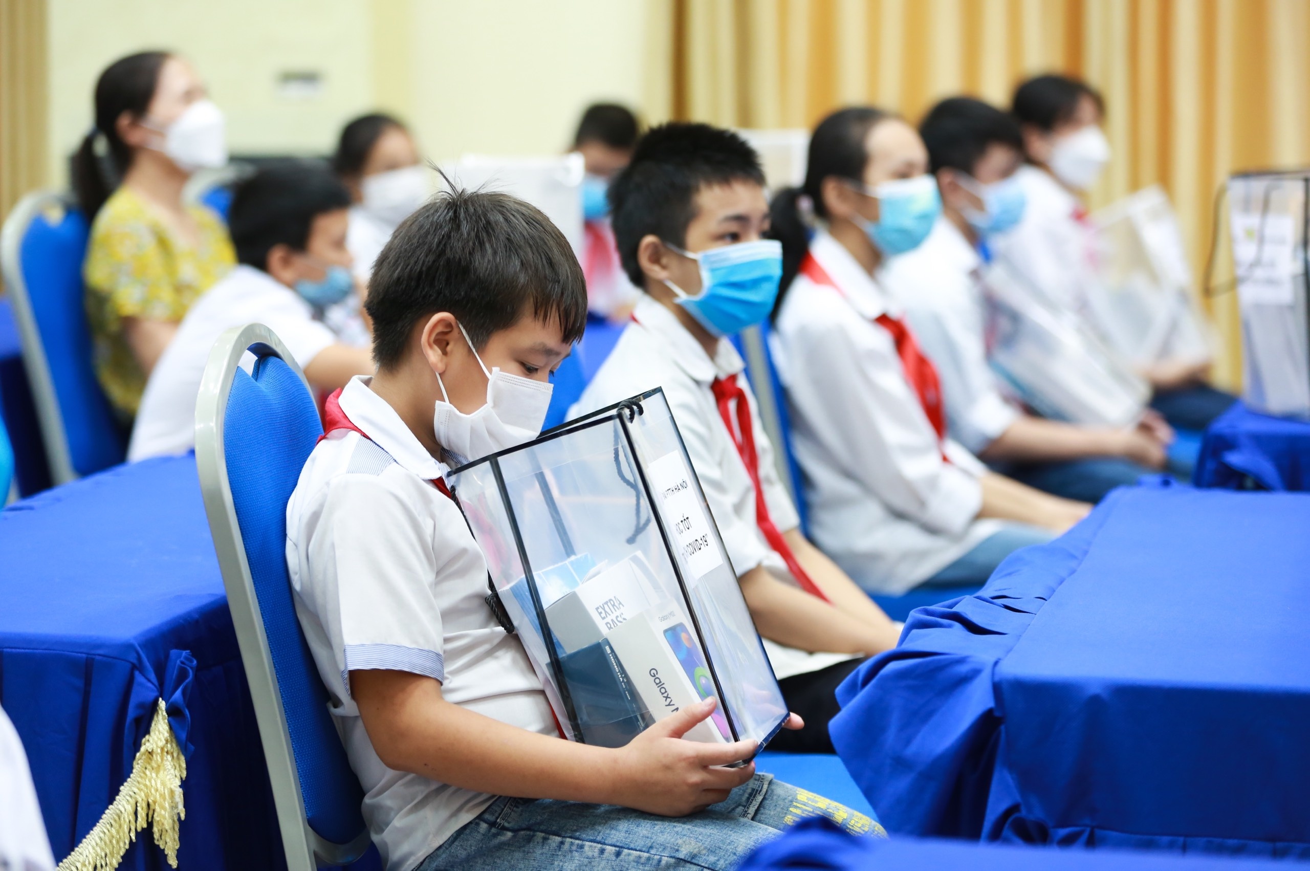 Dai bieu Quoc hoi kien nghi Ha Noi cho hoc sinh ngoai thanh den truong hinh anh