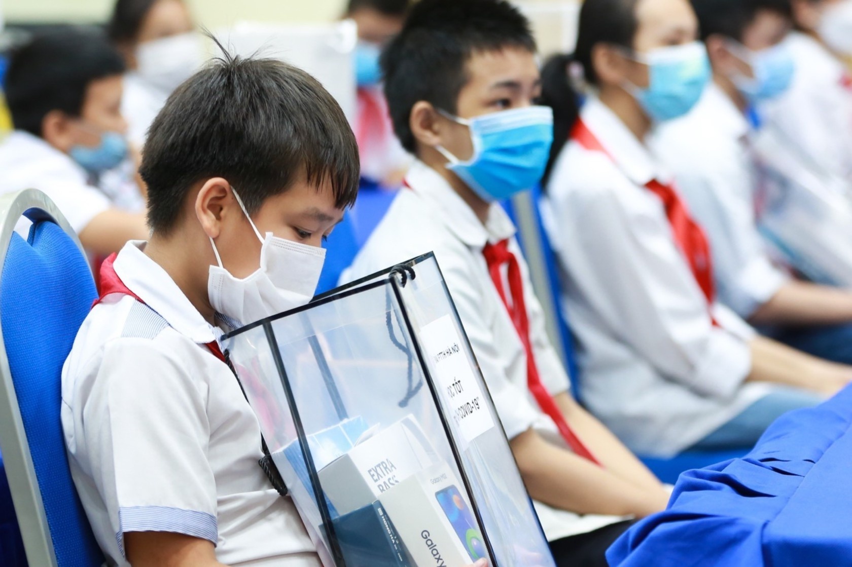 175 hoc sinh kho khan tai Ha Noi nhan thiet bi hoc truc tuyen hinh anh
