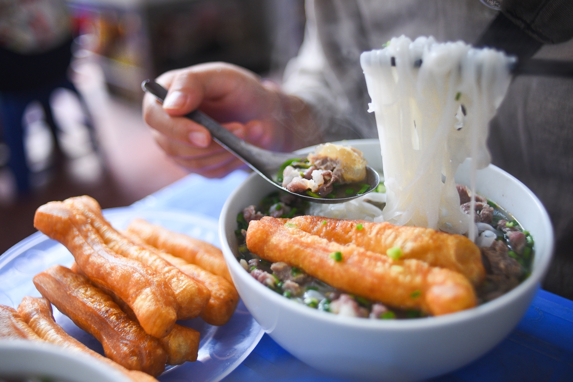 Khi nao nguoi Ha Noi duoc di an pho, ngoi quan ca phe? hinh anh