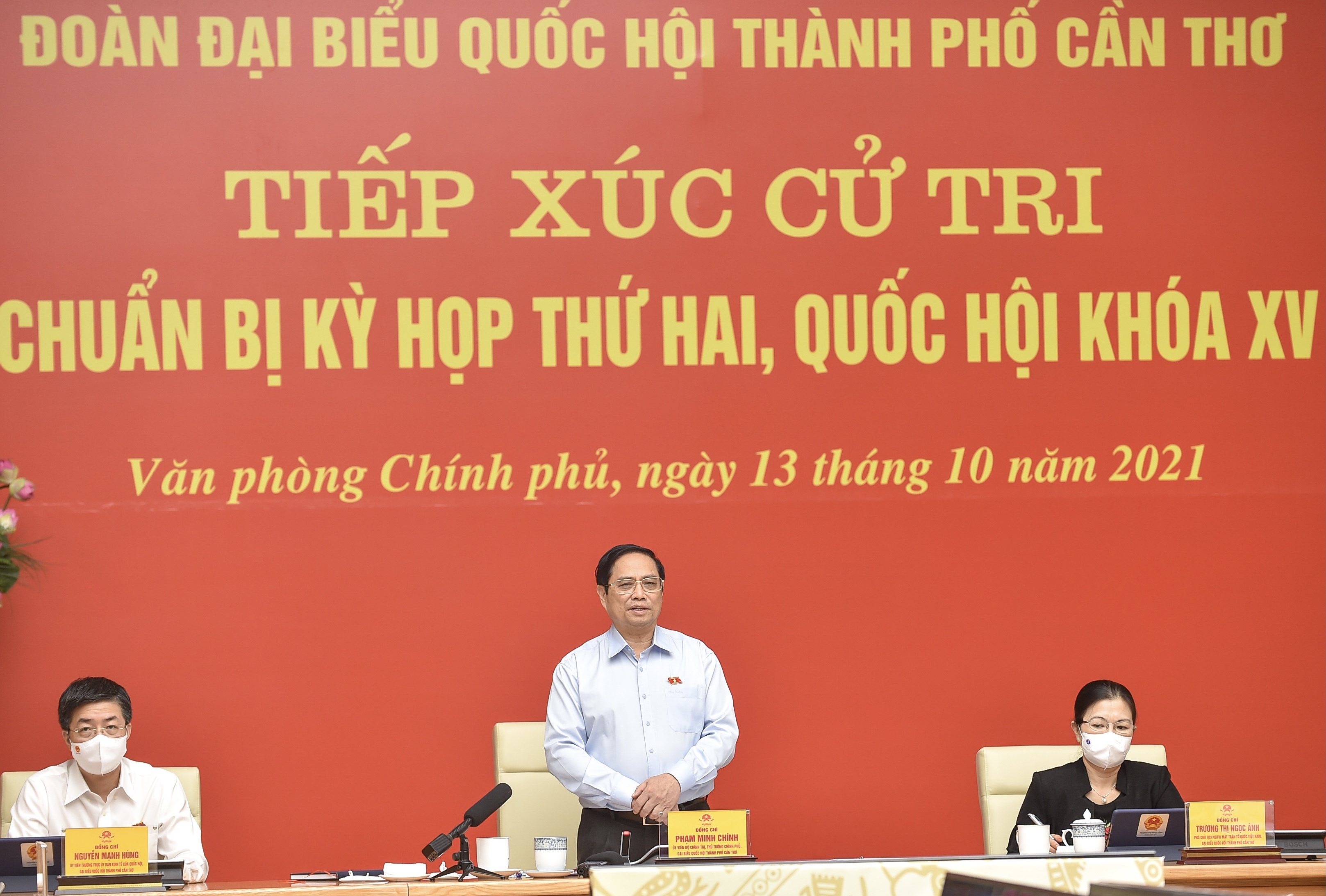 nguoi dan hoi huong bang xe may anh 1