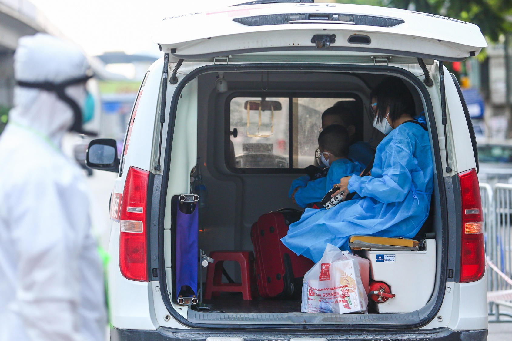 Ha Noi dung cach ly nguoi tiem du lieu vaccine ve tu TP.HCM hinh anh