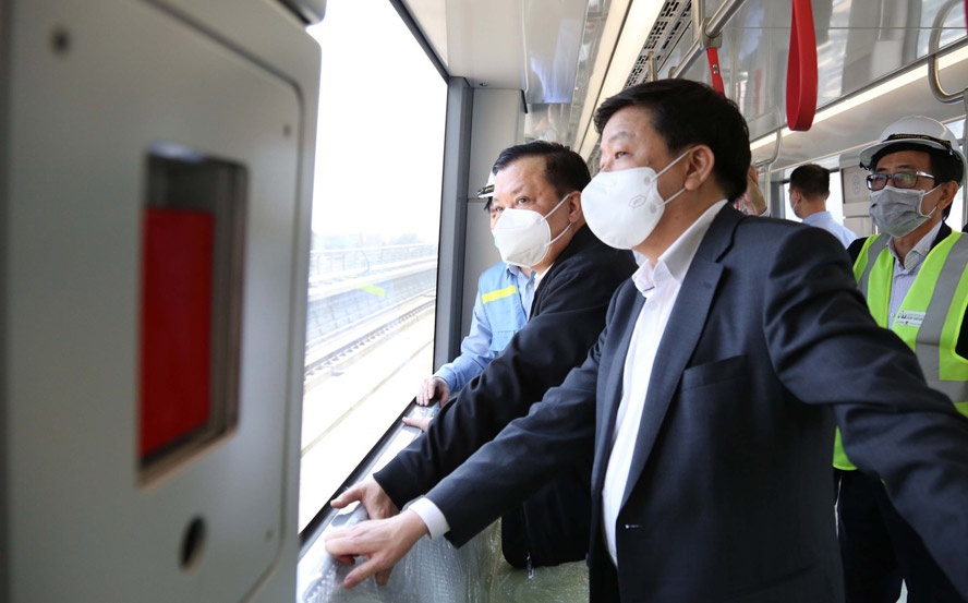 Bi thu Ha Noi di thu metro Nhon - Ga Ha Noi hinh anh