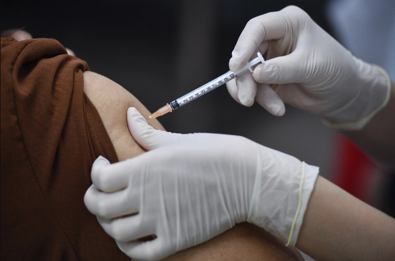 Ha Noi tam dung tiem 2 lo vaccine Pfizer gia han hinh anh