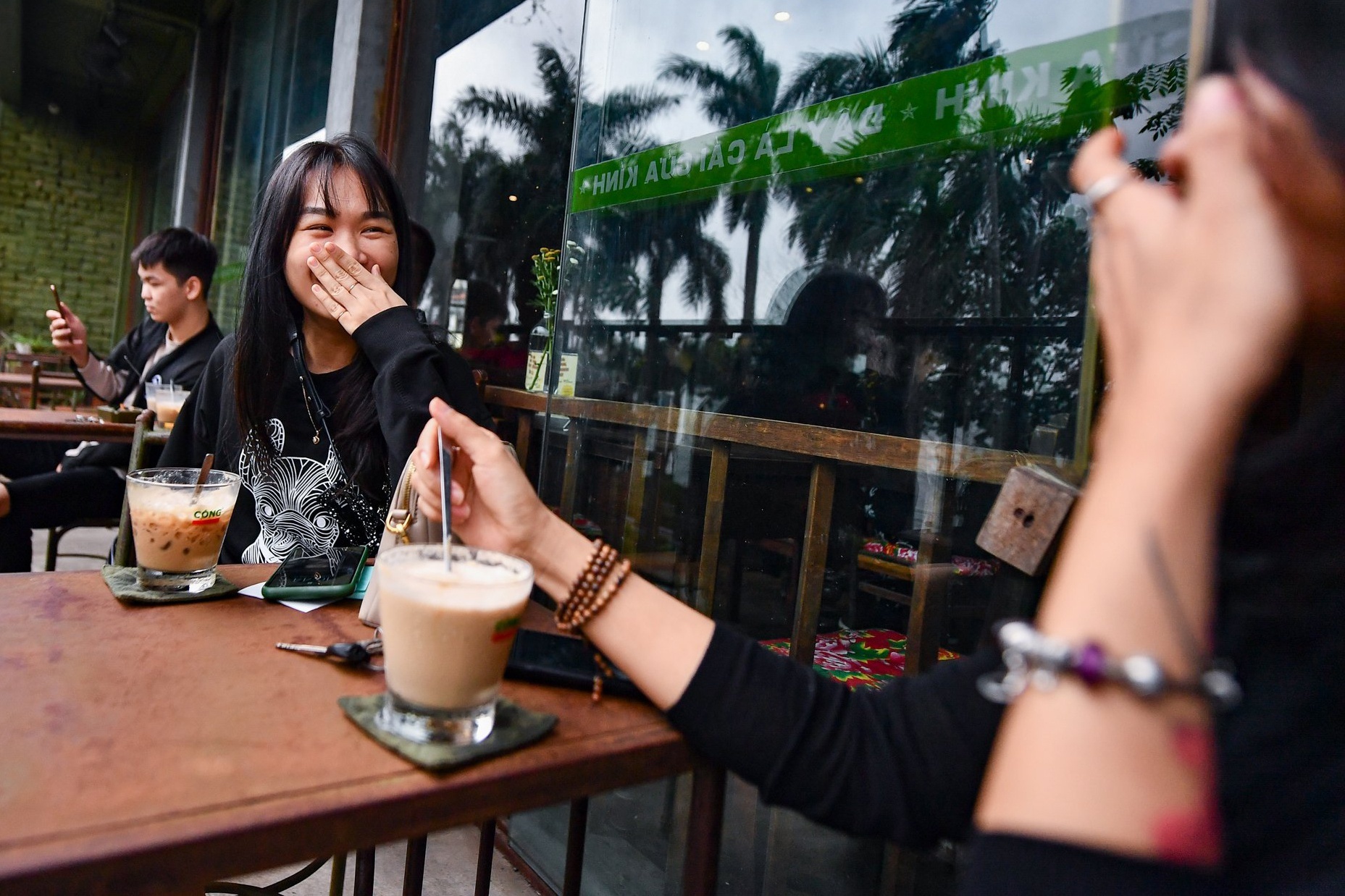 Cac quan trung tam Ha Noi dung ban hang an, uong tai cho hinh anh