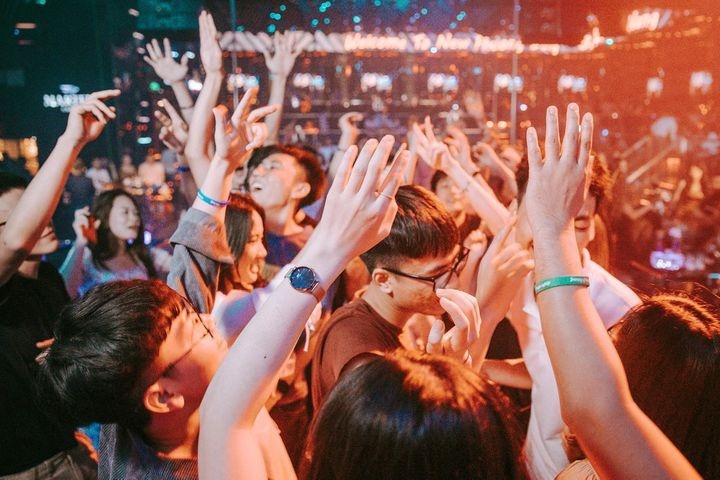 Ha Noi chua tinh viec mo lai quan bar, karaoke hinh anh