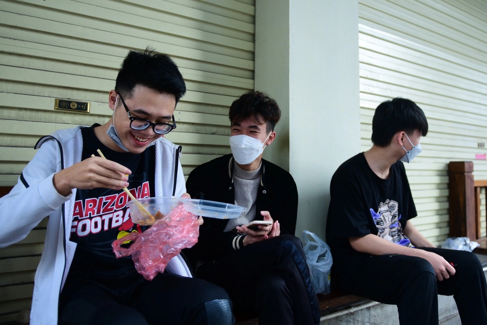 Can bo viec 'to mau' cam, vang theo dem so ca nhiem hinh anh