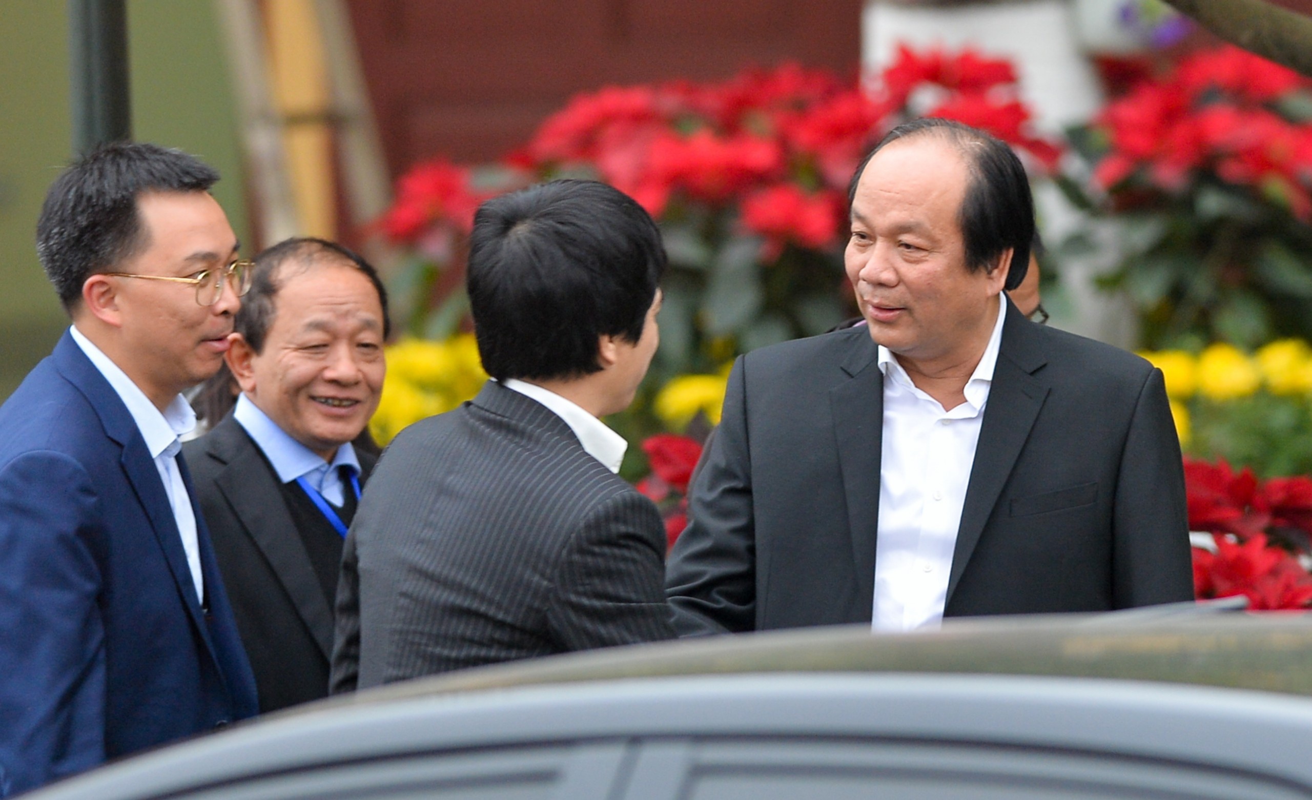 Xe boc thep trien khai o ga Dong Dang truoc gio don ong Kim Jong Un hinh anh