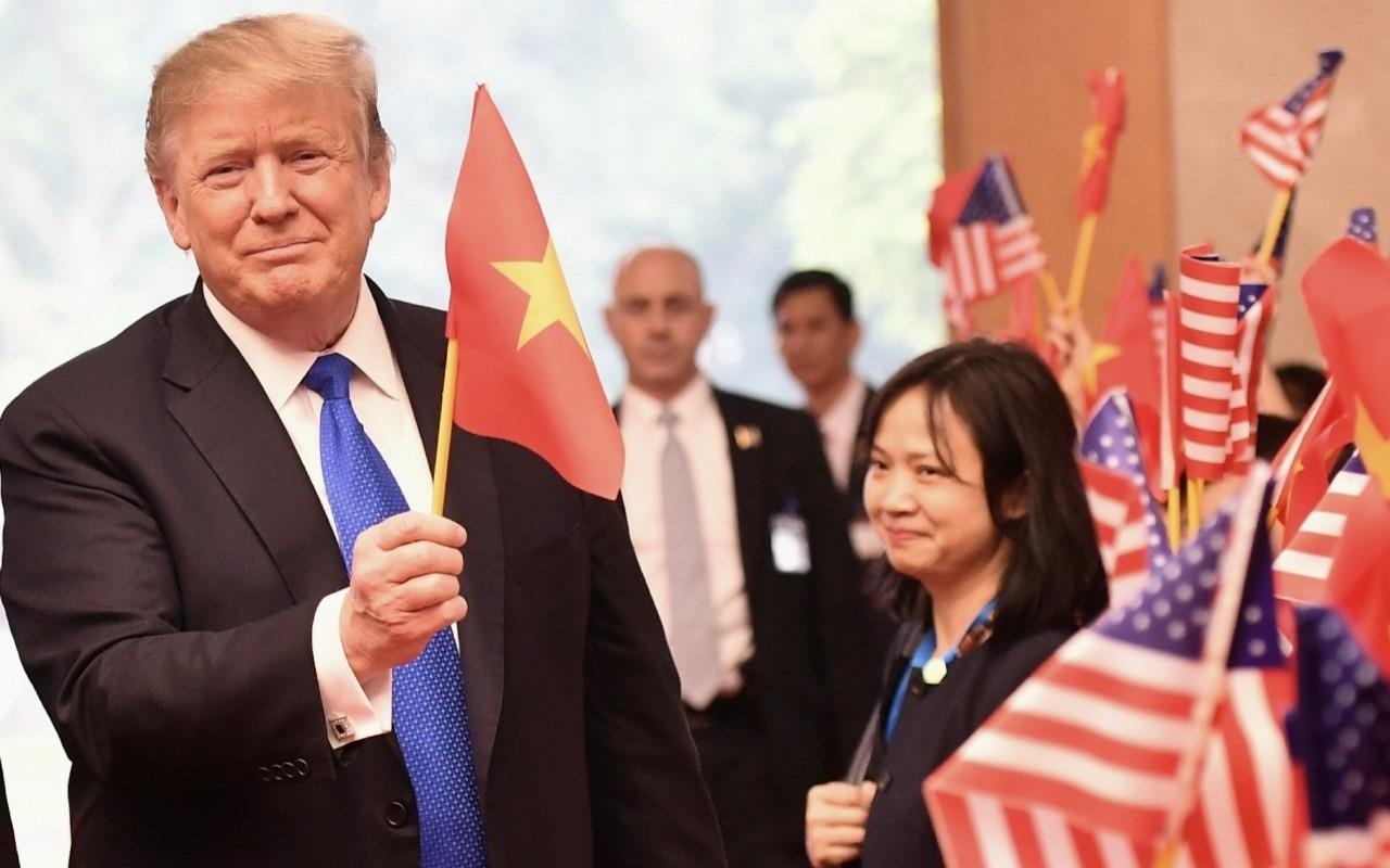 Hanh dong bat ngo cua TT Trump khi gap Thu tuong hinh anh