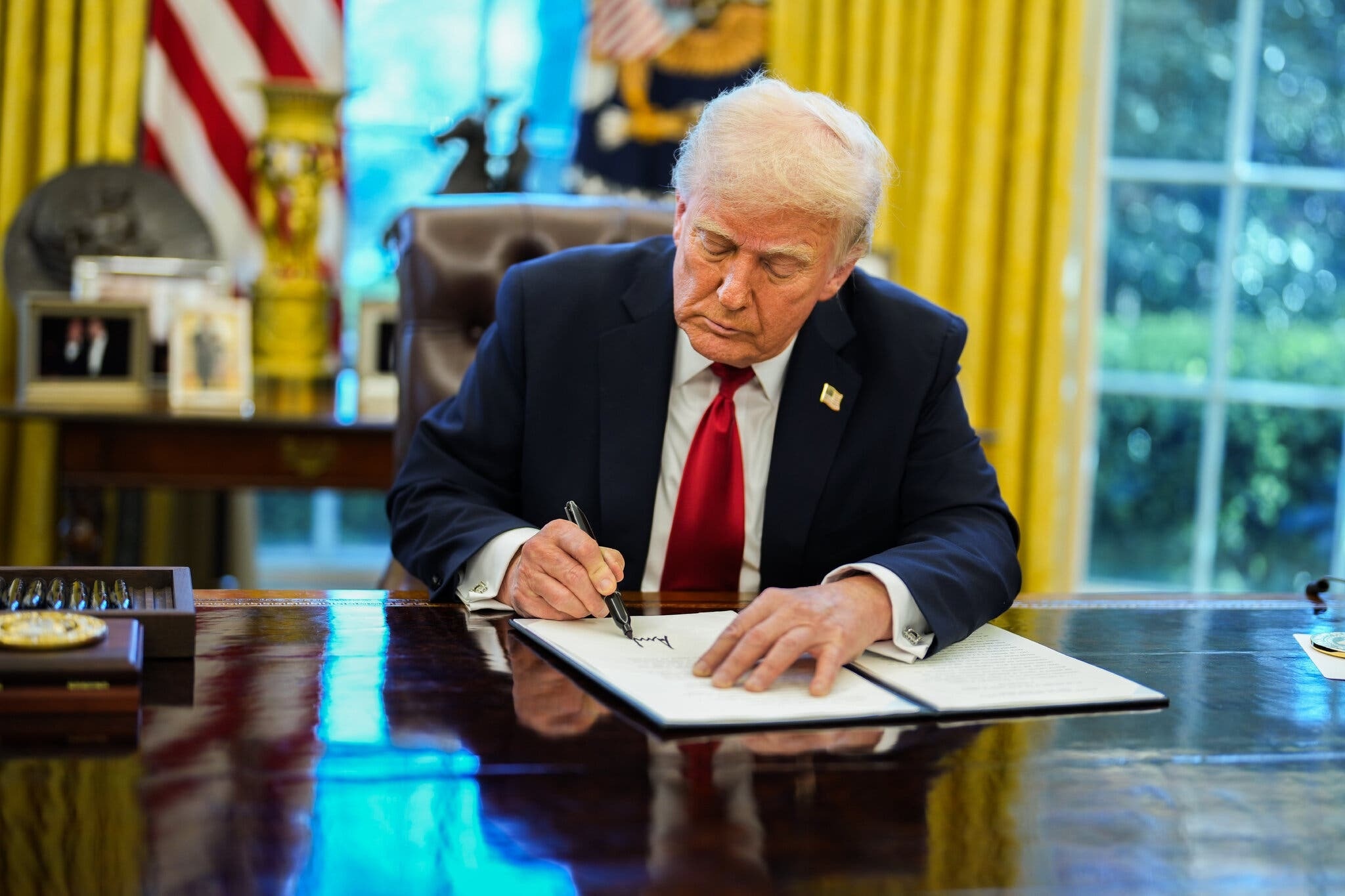 Netflix rot 1 ty USD lam phim o chau Au, phot lo thue cua ong Trump hinh anh