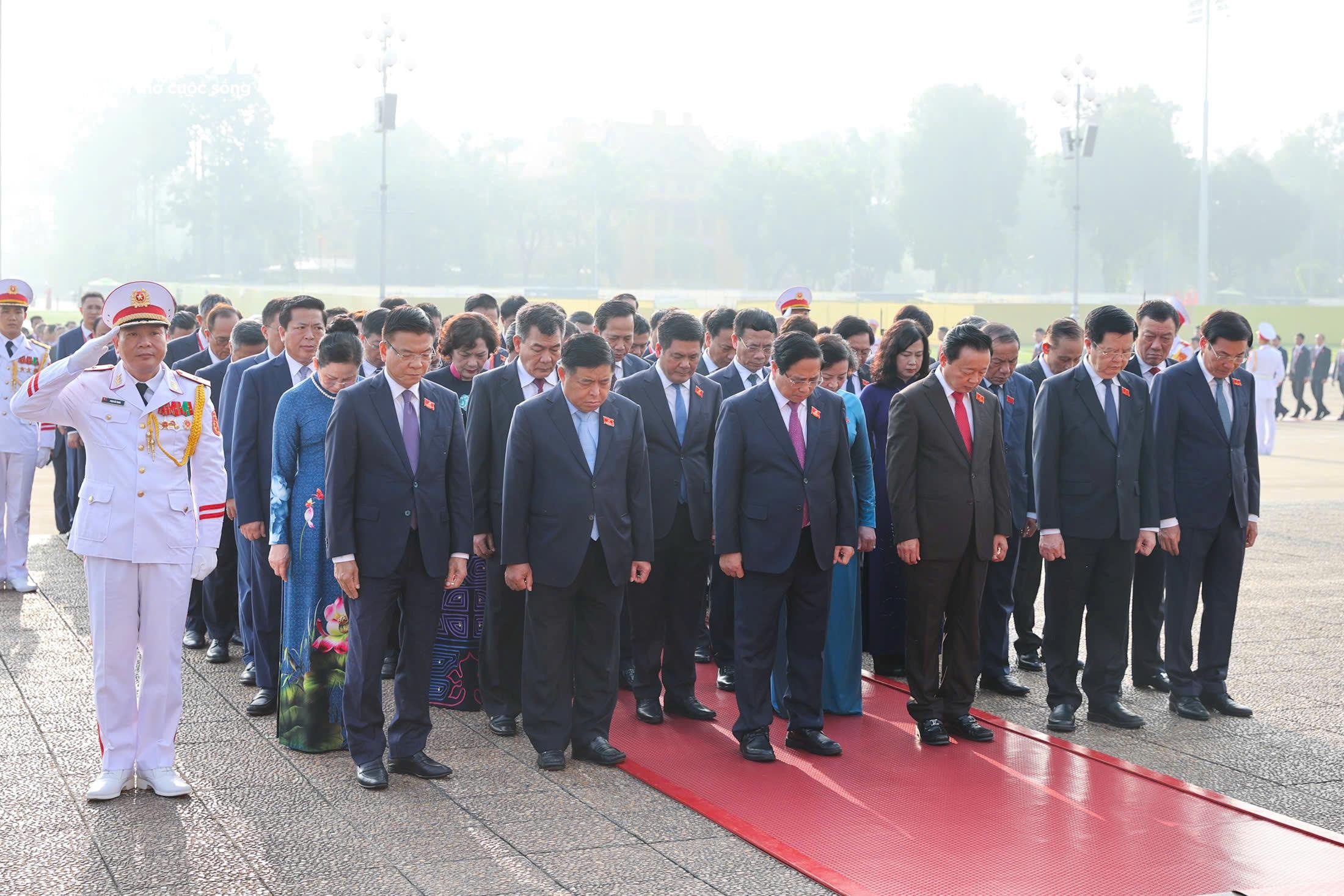 Doan dai bieu DH Dang bo Chinh phu vao Lang vieng Chu tich Ho Chi Minh hinh anh