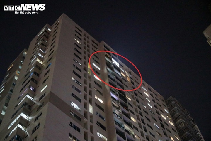 Be trai 11 tuoi roi tu tang cao chung cu o Ha Noi hinh anh